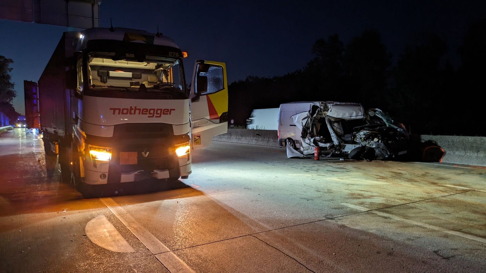 Zwei Fahrer wurden mit Verletzungen ins Spital gebracht.