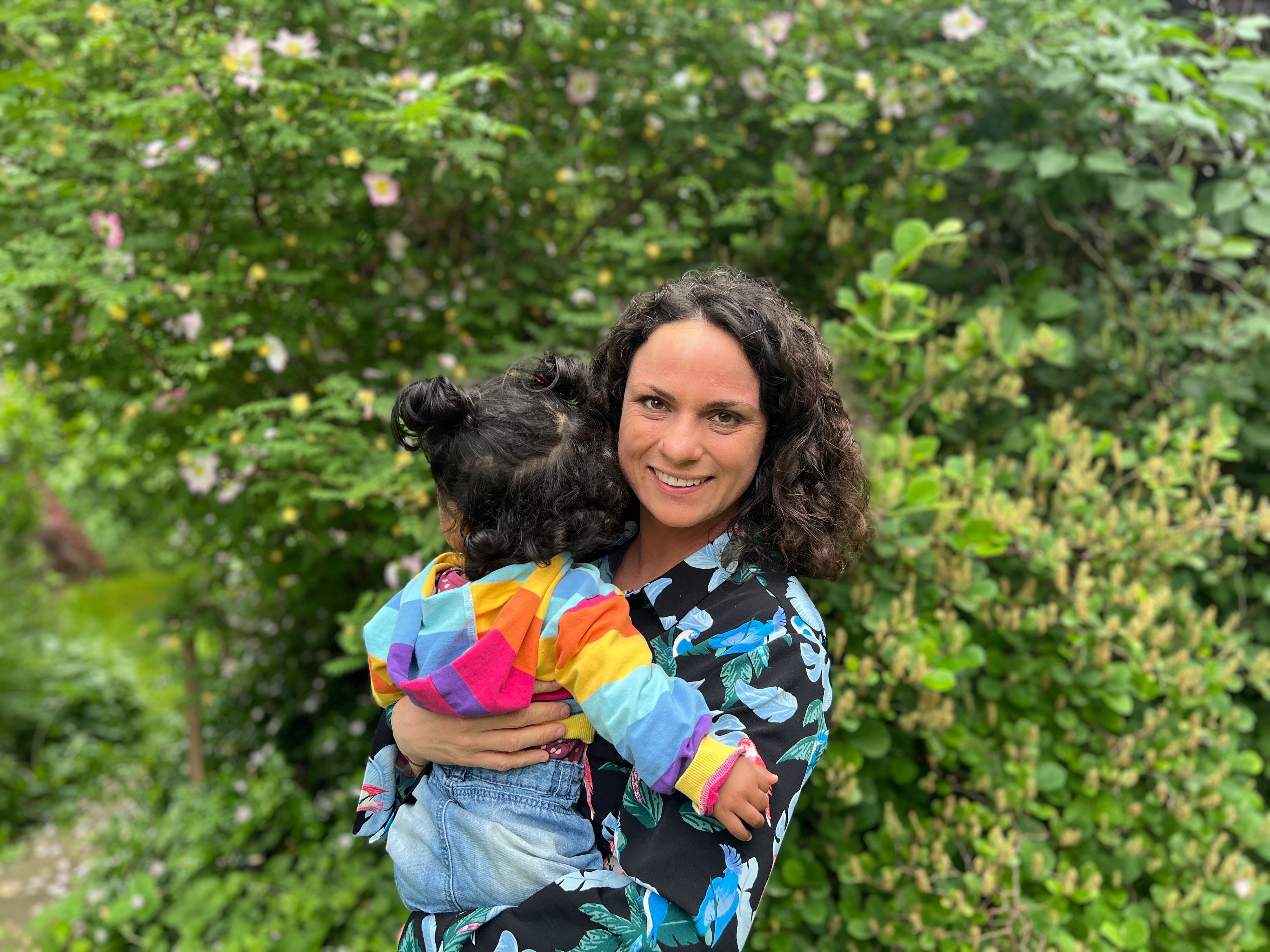 Kabarettistin Antonia Stabinger ist seit rund einem Jahr stolze Pflegemama von der kleinen Maria (Name geändert).