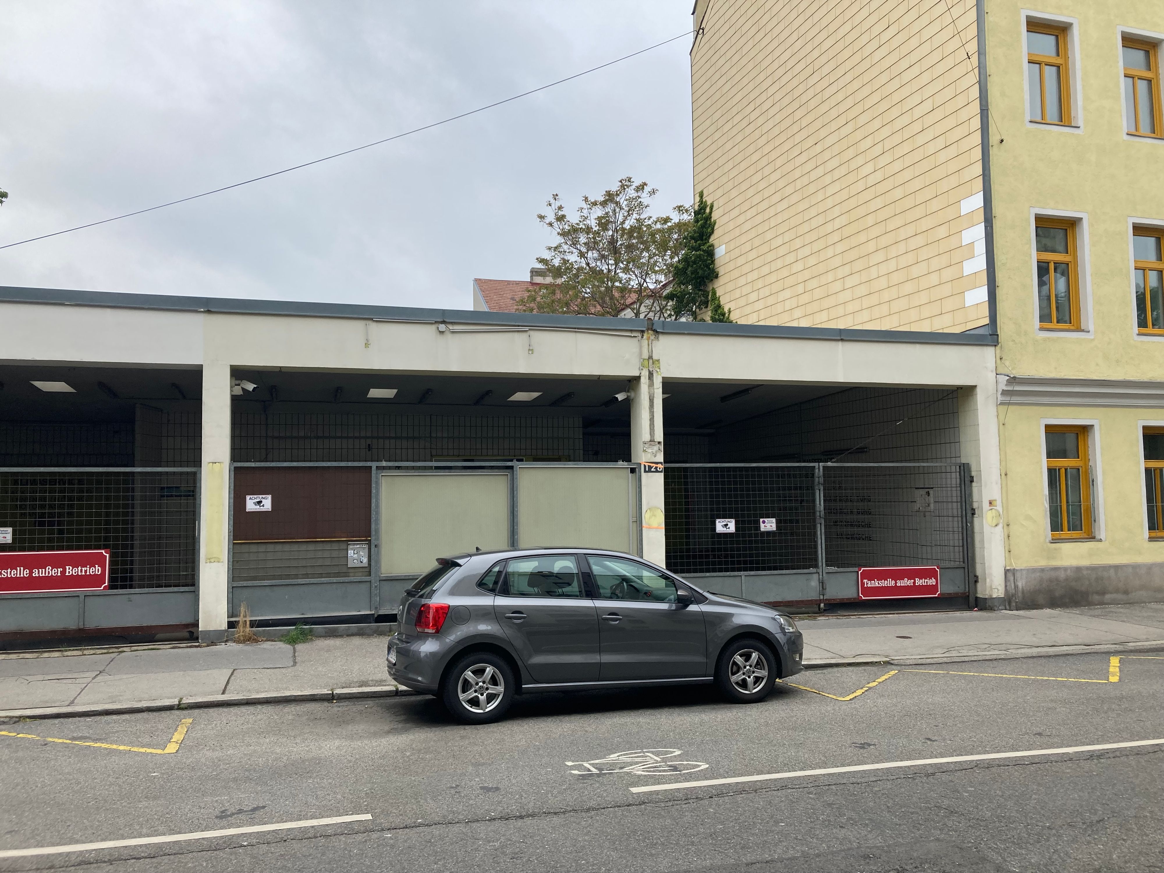 Diese verlassene Tankstelle in der Hasnerstraße in Wien-Ottakring wurde für viele Pkw-Lenker zur Falle.