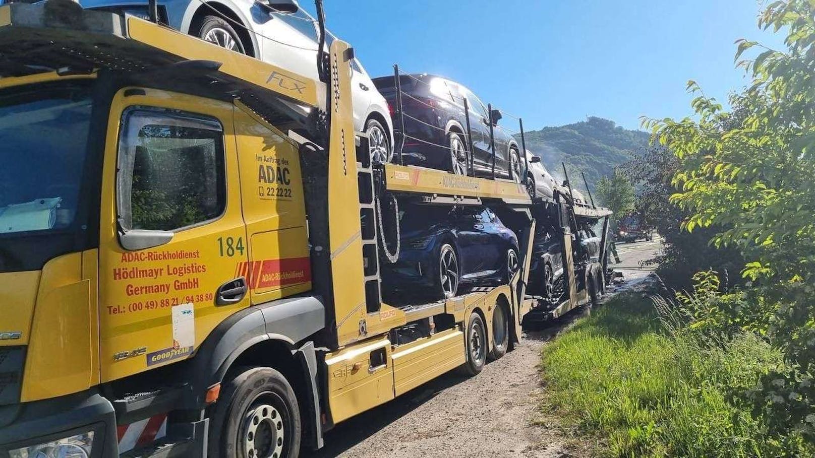 Dichte Rauchschwaden zogen über die Fahrbahn. Drei Feuerwehren standen im Einsatz