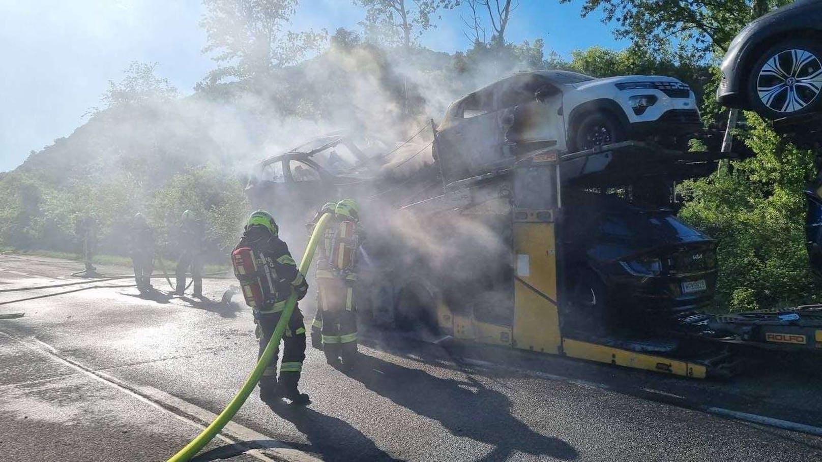 Dichte Rauchschwaden zogen über die Fahrbahn. Drei Feuerwehren standen im Einsatz