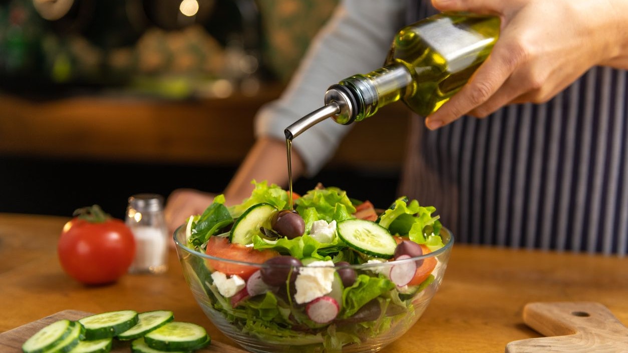 Olivenöl stärkt die Herzgesundheit zum Beispiel, indem es als Antioxidans fungiert.