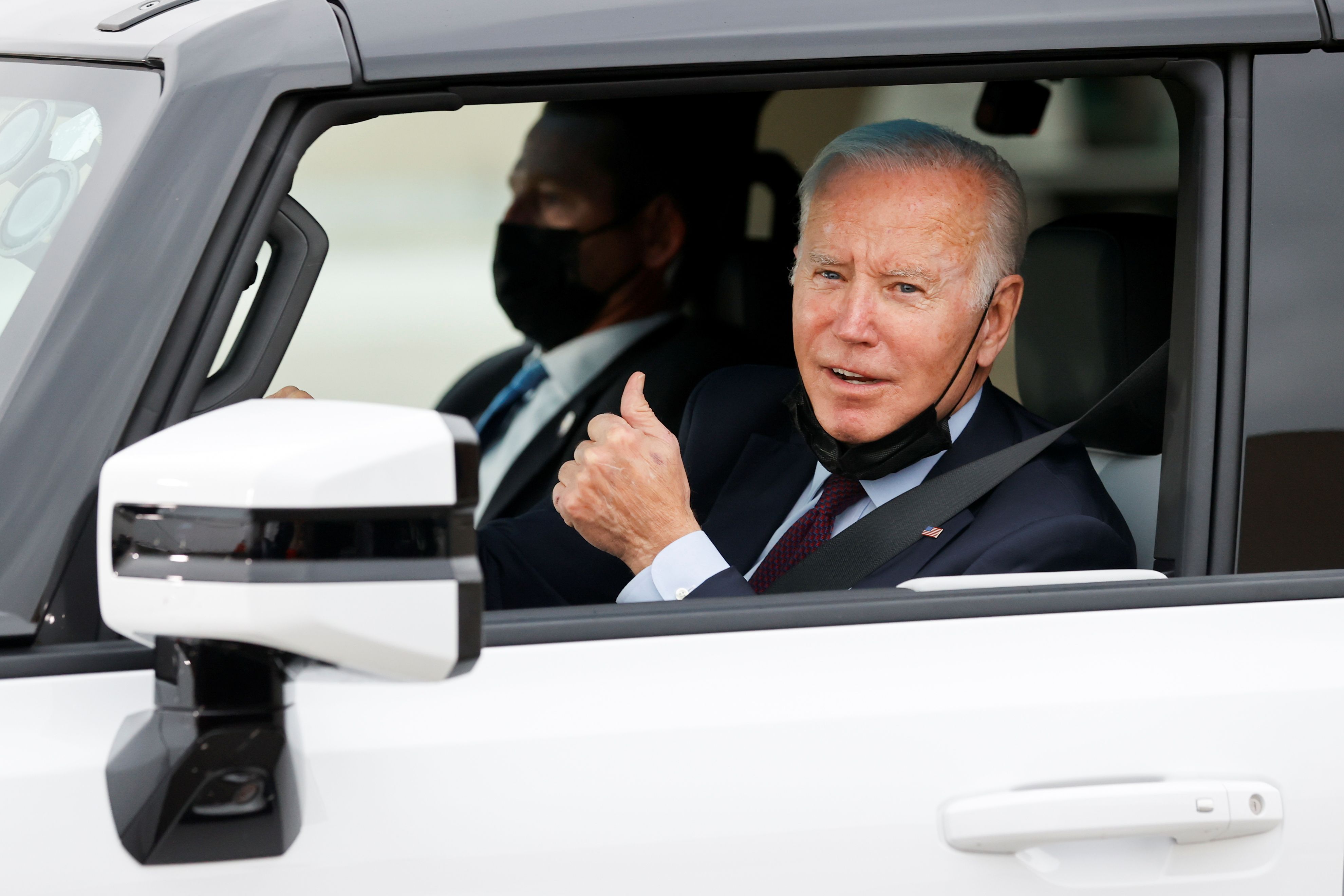Präsident Biden posiert mit einem E-Auto von General Motors in Detroit, Michigan. (Archivbild)