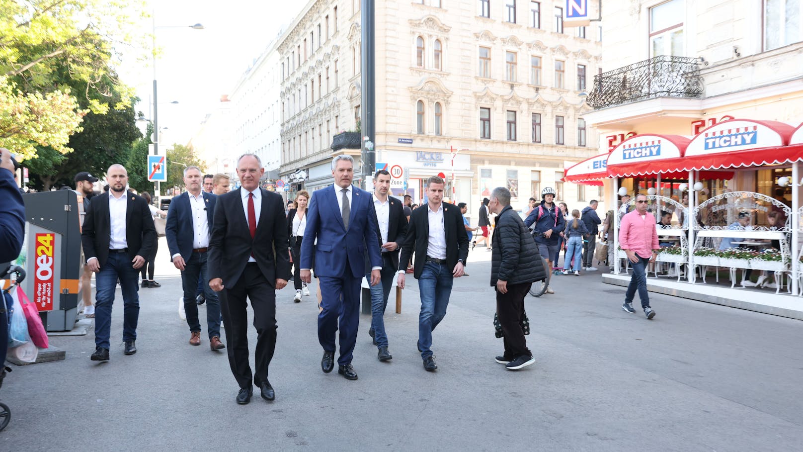 Kanzler Nehammer und Innenminister Karner besuchten am Mittwochabend den Reumannplatz.