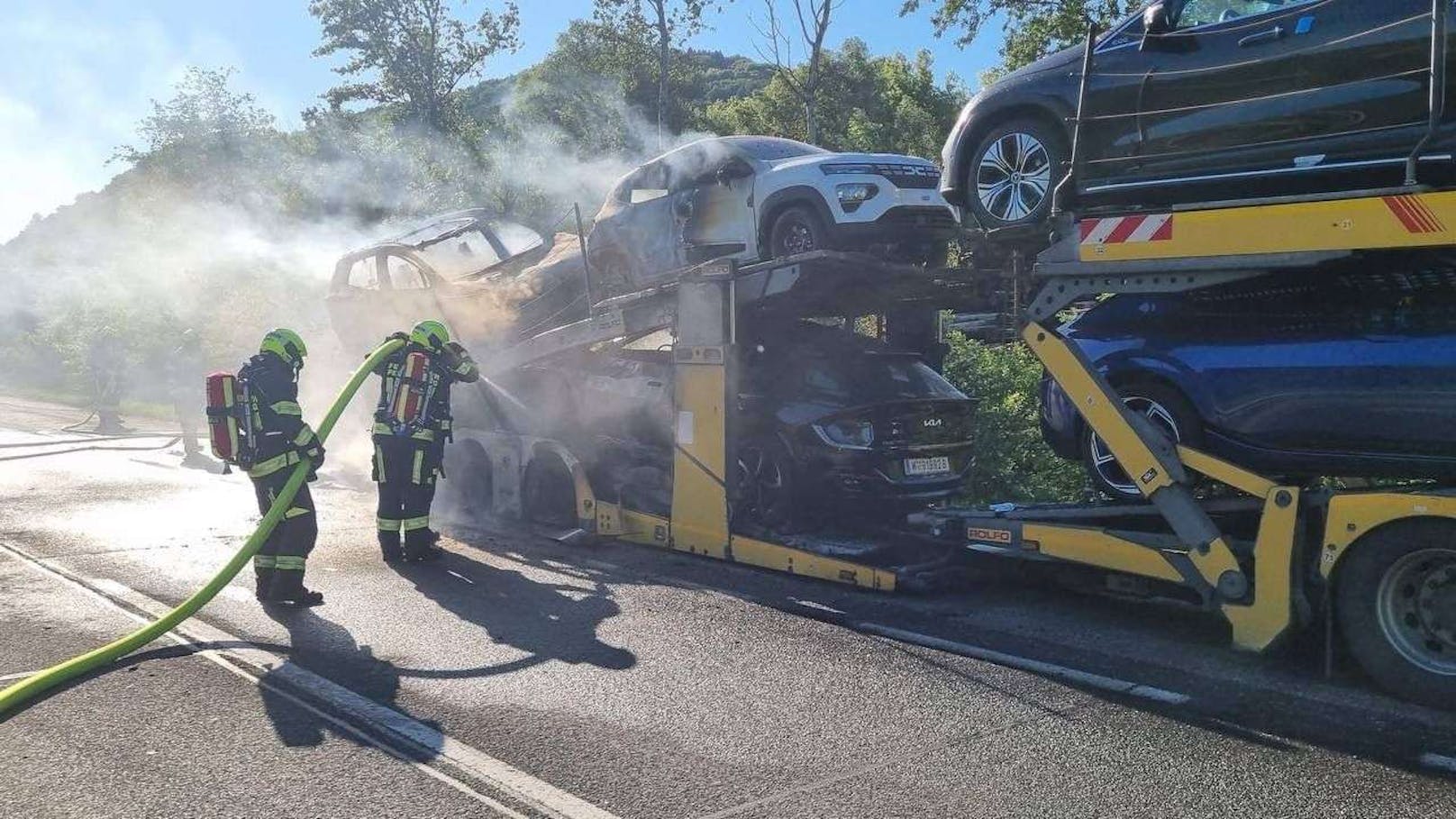 Dichte Rauchschwaden zogen über die Fahrbahn. Drei Feuerwehren standen im Einsatz