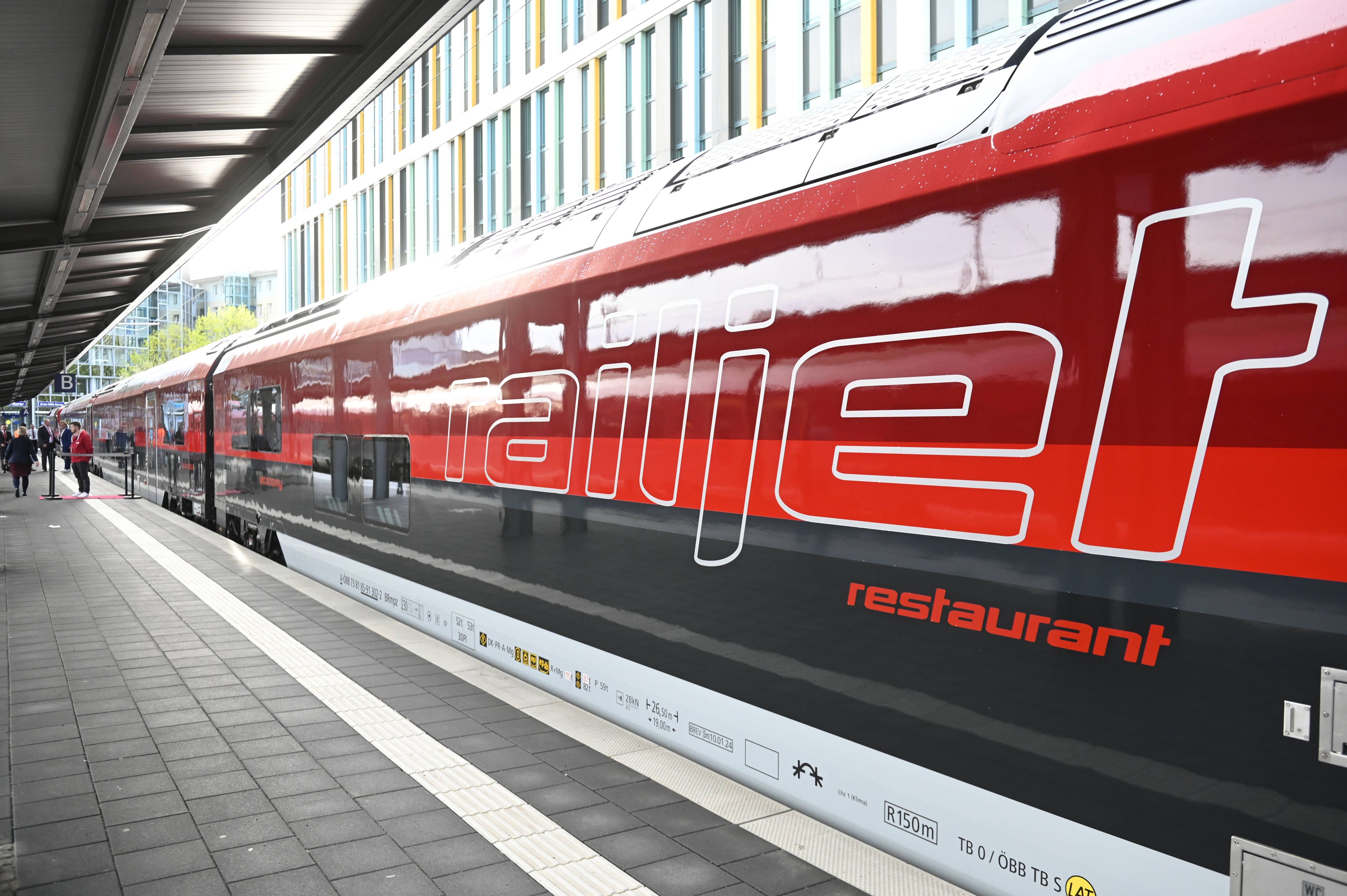 ÖBB-Railjet am Bahnsteig – nach dem Reservierungs-Chaos sind Buchungen für nationale Verbindungen nun wieder möglich.