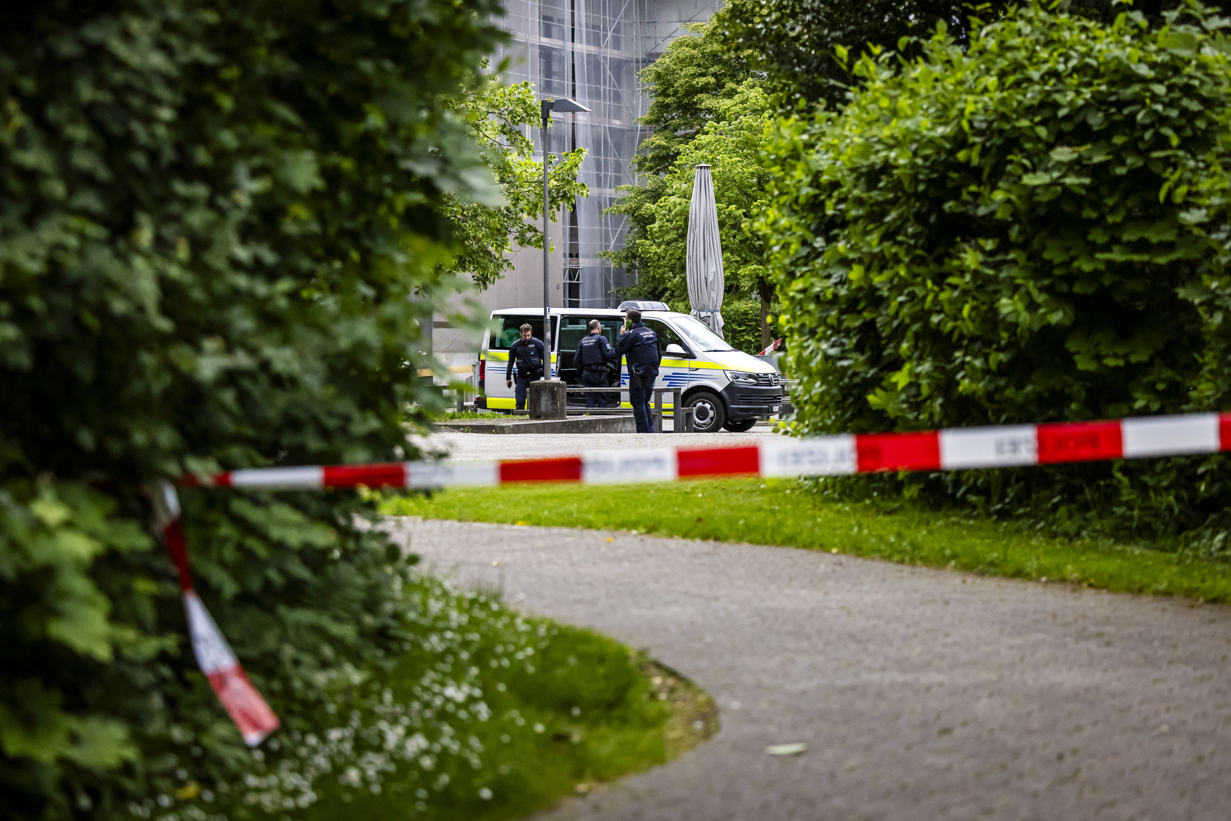 Einsatzkräfte der Polizei auf dem Gelände des Bildungszentrums Zofingen nach einem Messerangriff eines Mannes auf mehrere Personen an verschiedenen Orten.