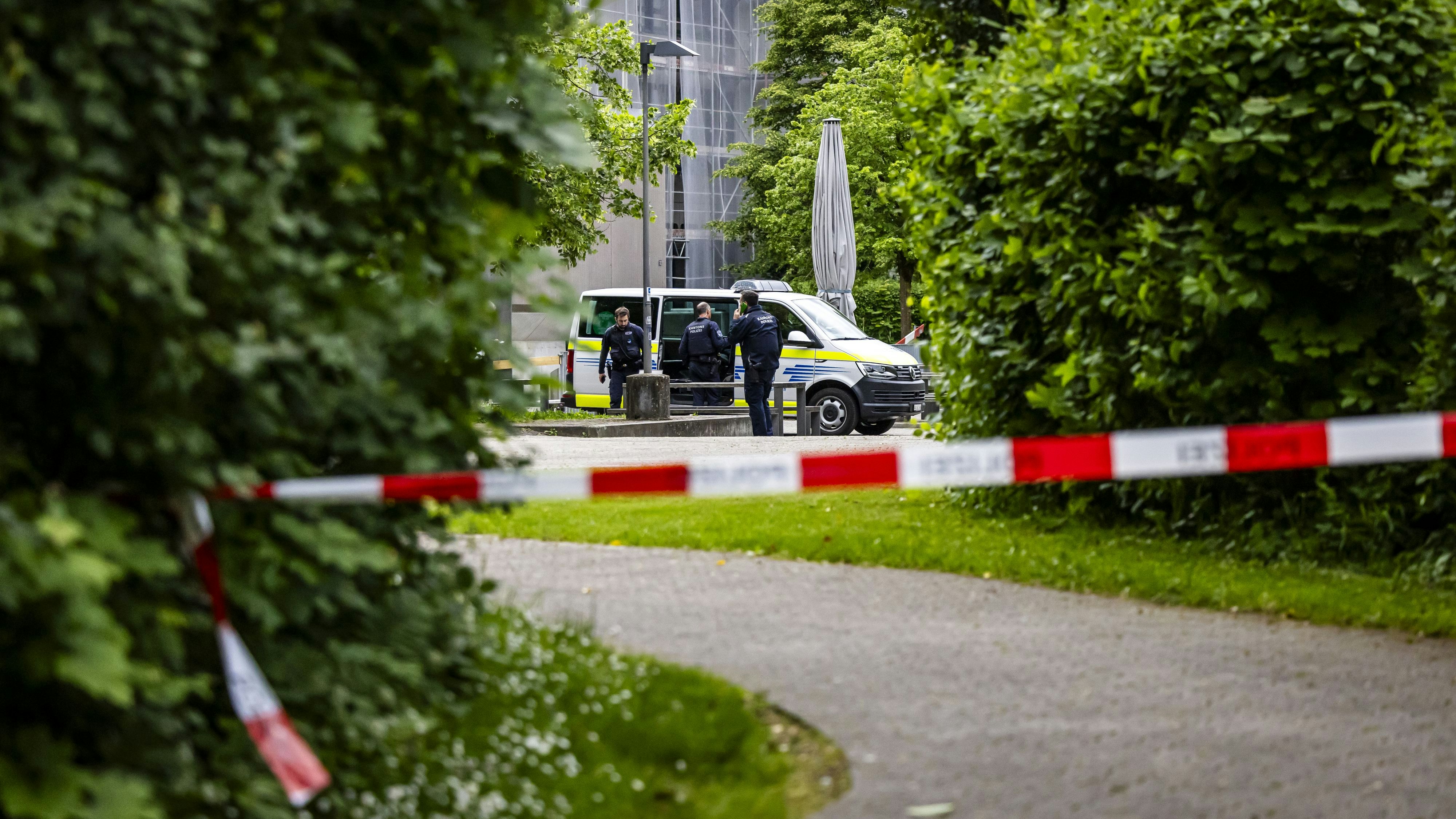 Einsatzkräfte der Polizei auf dem Gelände des Bildungszentrums Zofingen nach einem Messerangriff eines Mannes auf mehrere Personen an verschiedenen Orten.