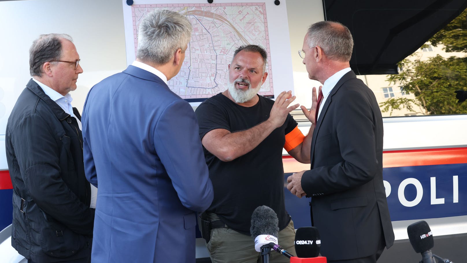 Kanzler Nehammer und Innenminister Karner besuchten am Mittwochabend den Reumannplatz.