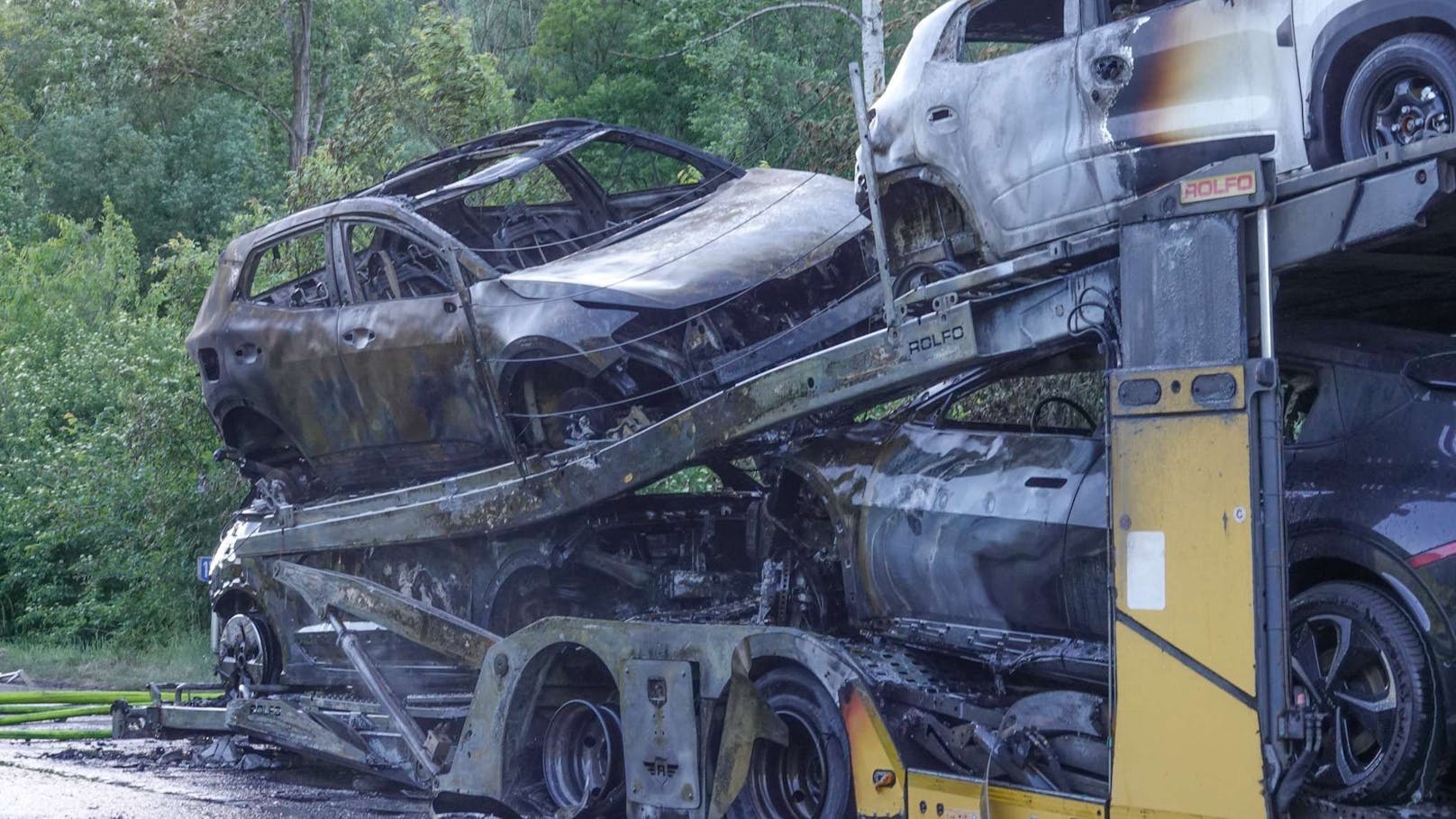 Vier der geladenen Fahrzeuge wurden bei dem Brand vollständig zerstört