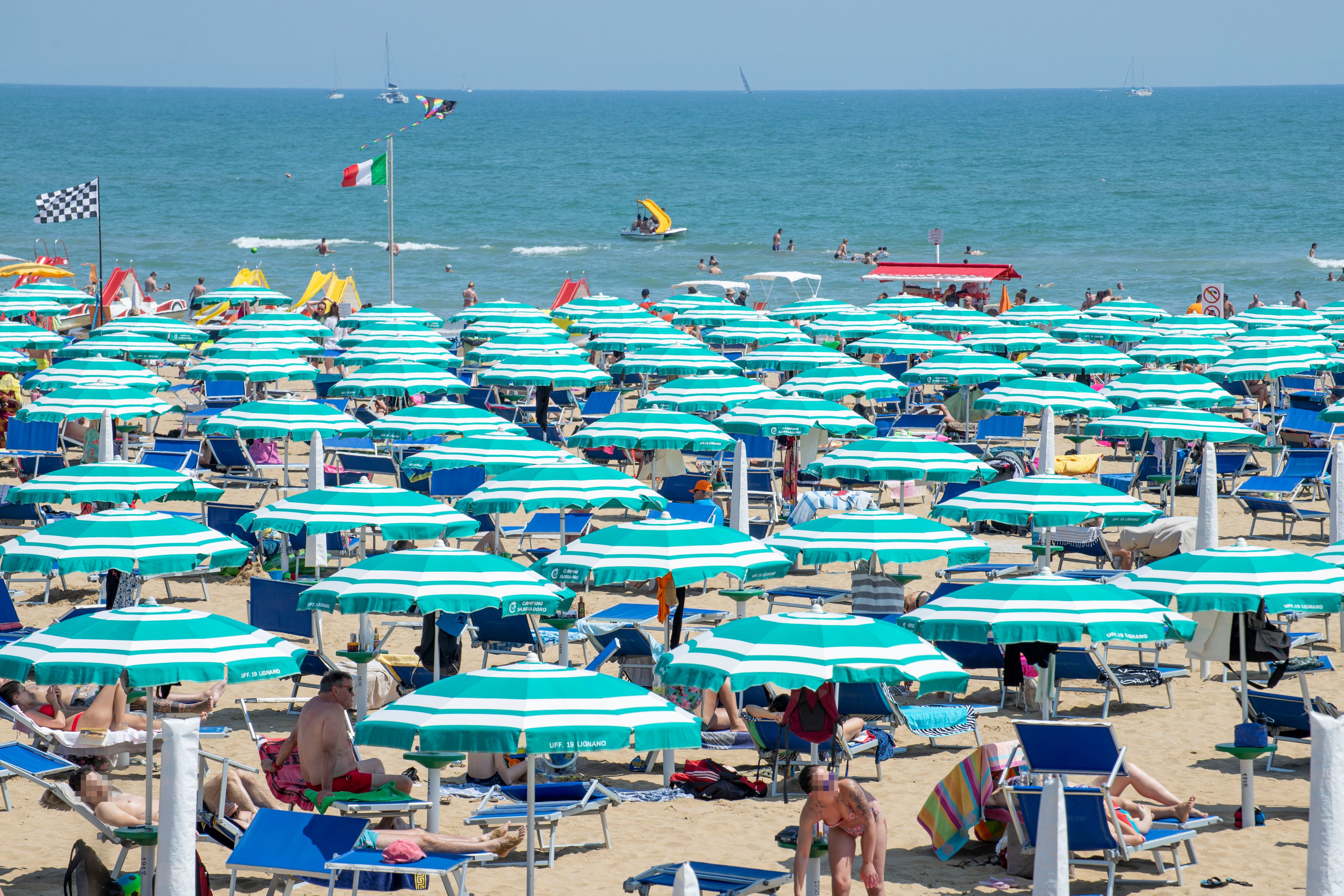 Schirm an Schirm: Bereits letztes Jahr wurde Lignano gestürmt.