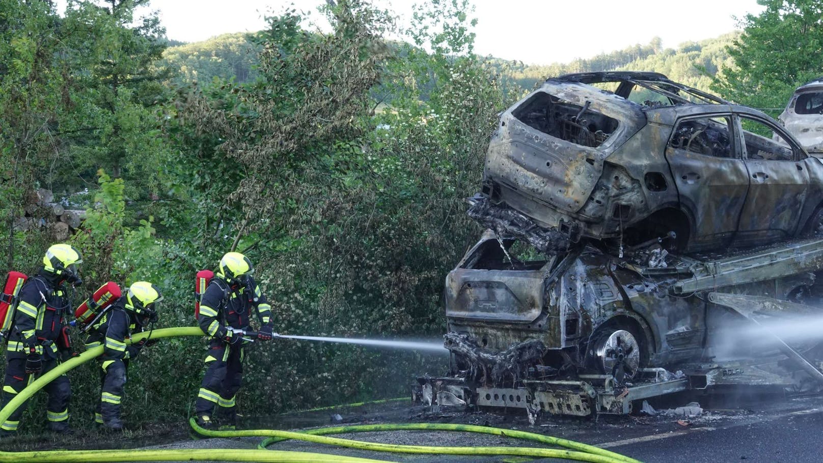 Vier der geladenen Fahrzeuge wurden bei dem Brand vollständig zerstört