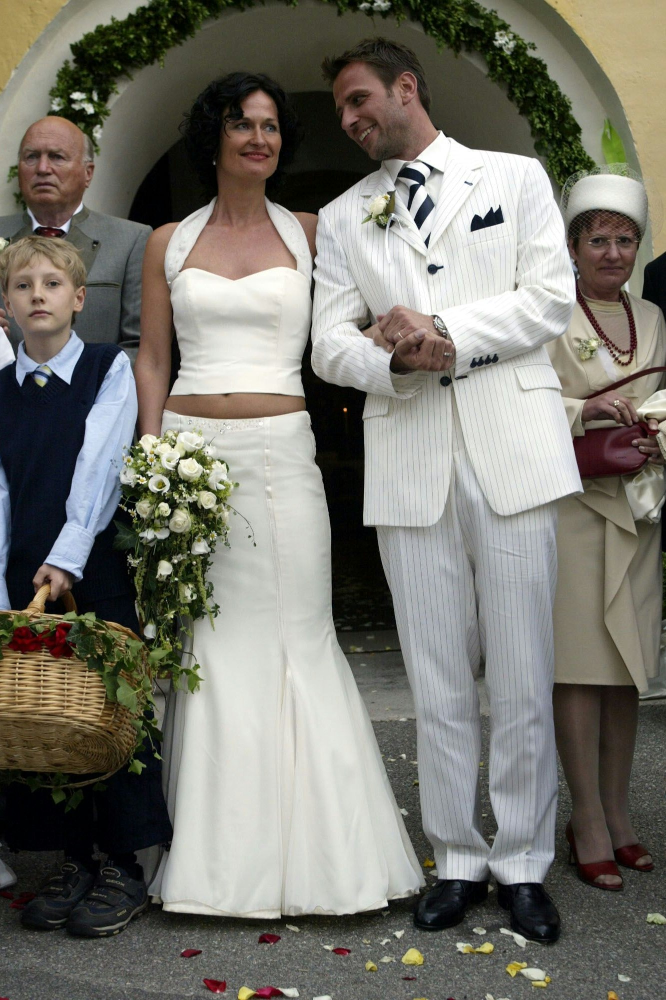Bauchfrei: Eva Glawischnig heiratet am 4. Juni 2005 in Seeboden am Millstättersee (Kärnten) den TV-Moderator Volker Piesczek