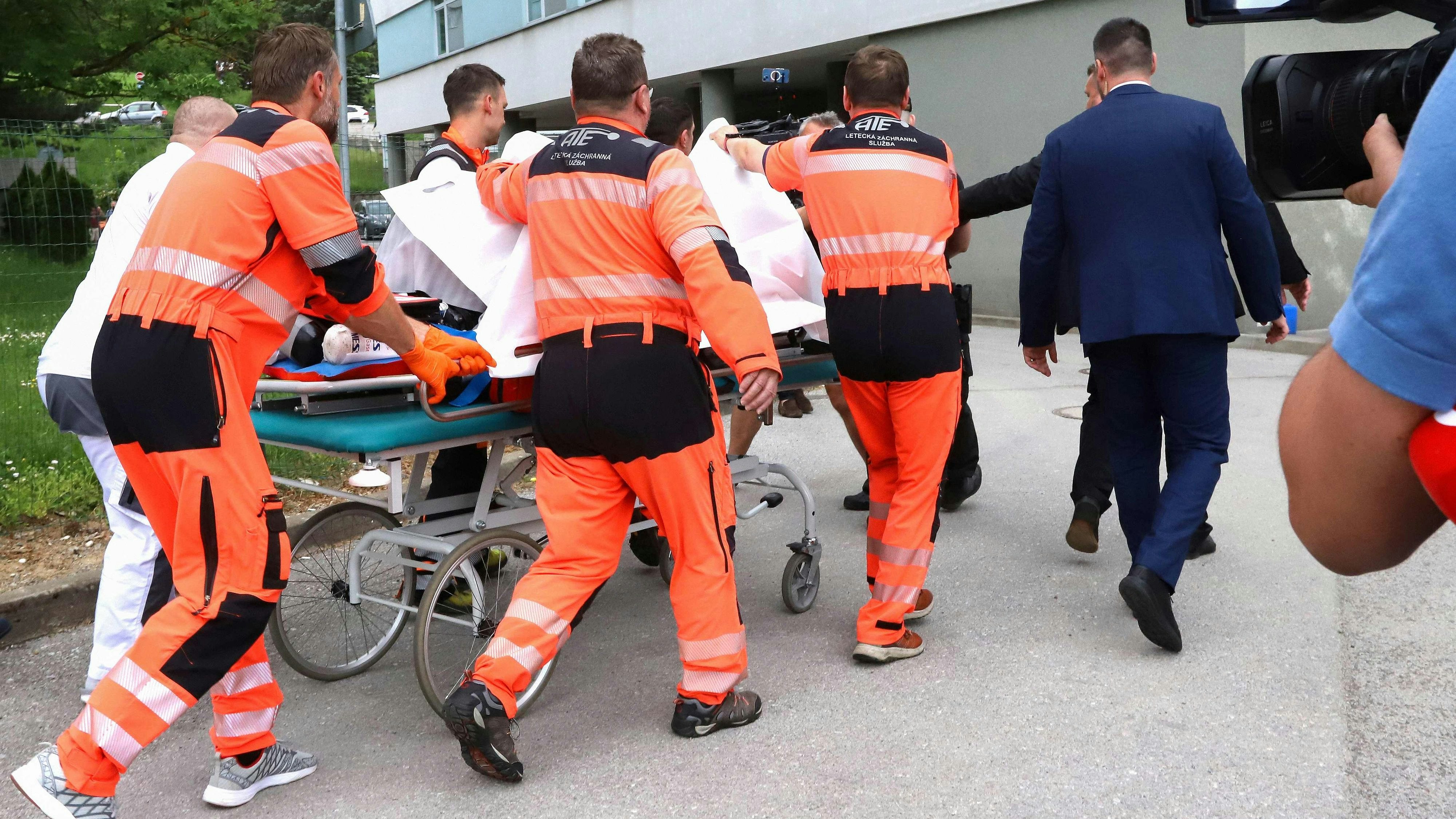 Robert Fico being wurde in das 30 Kilometer entfernte Spital in Banska Bystrica geflogen