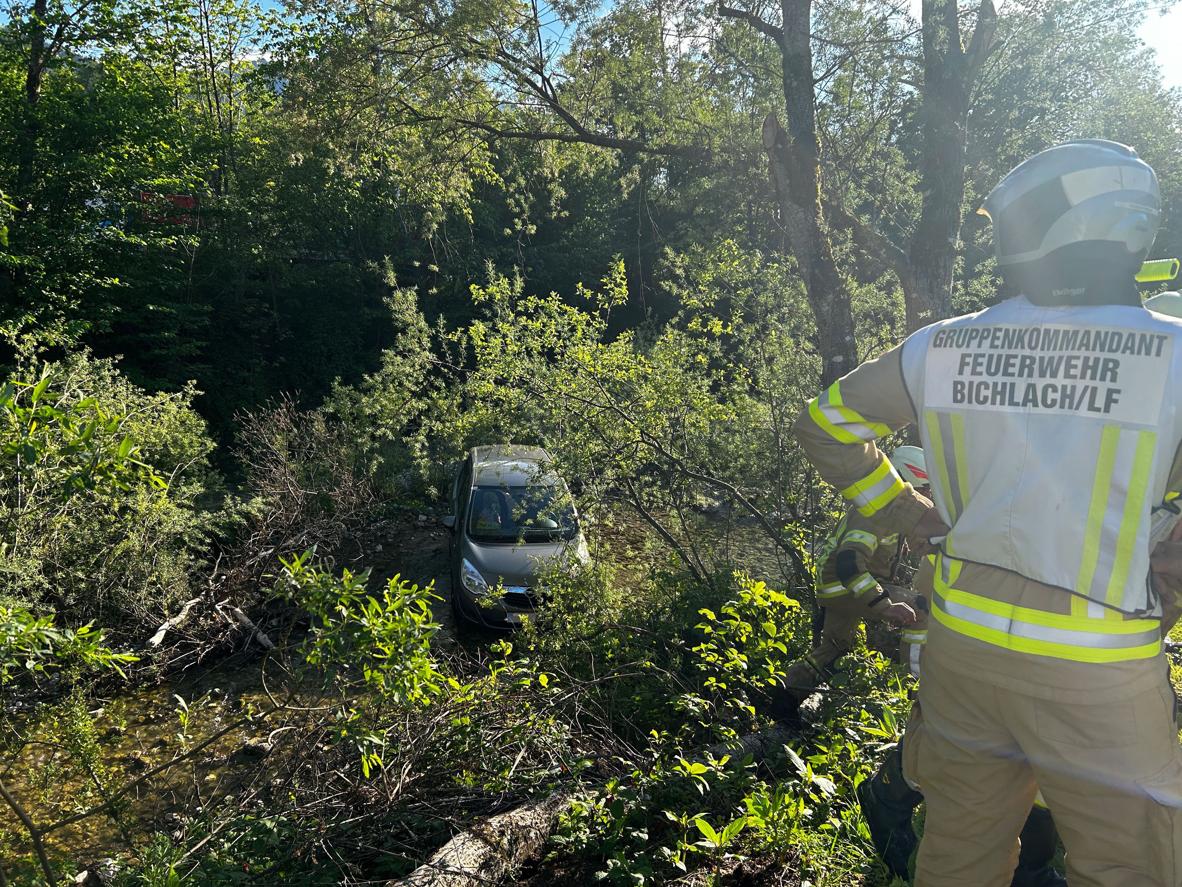 Die Feuerwehr musste das Auto aus dem Bachbett bergen.