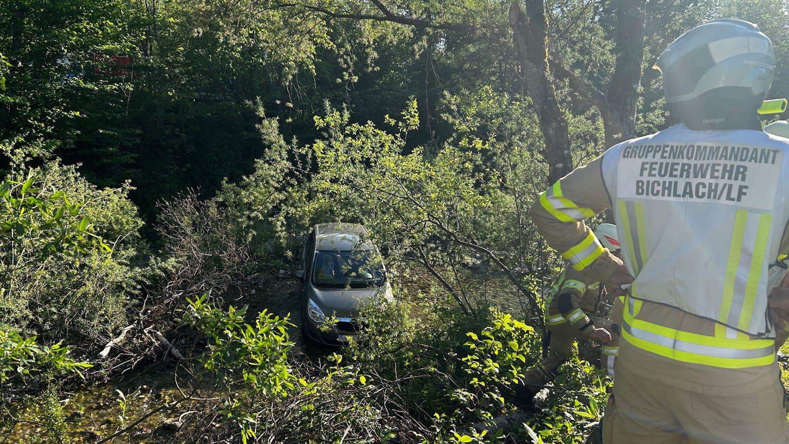 Geldbörse am Dach vergessen – Auto rollt in Bachbett