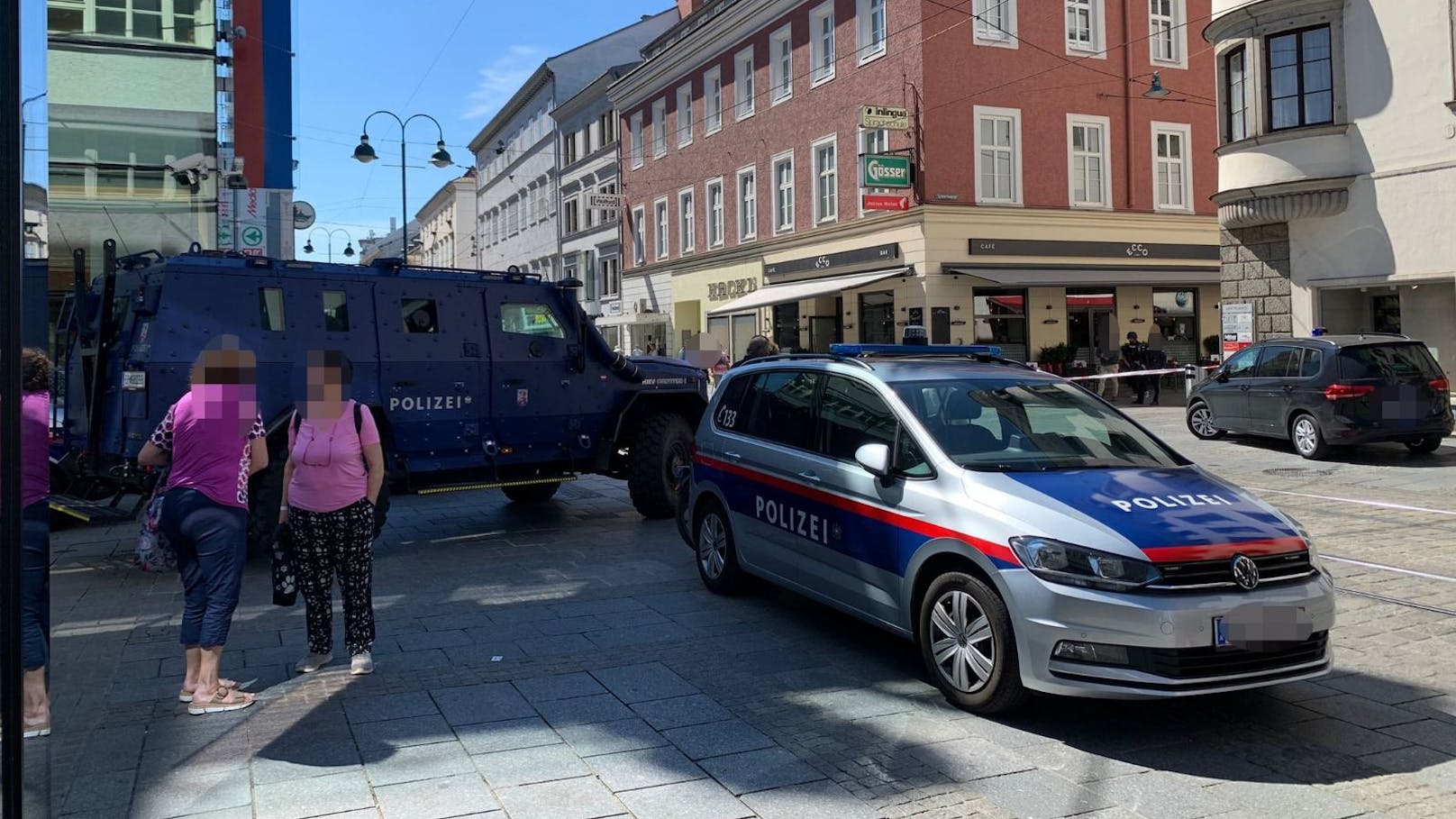 Dutzende Beamte lotsten zahlreiche Menschen mit einem Megafon aus dem Gefahrenbereich.