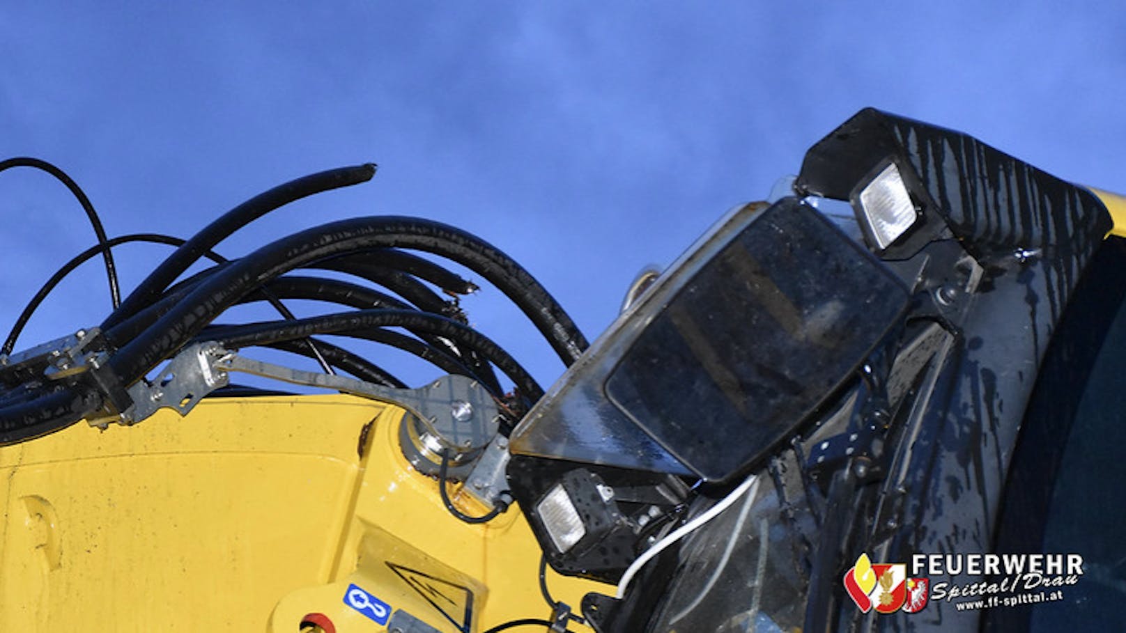 Der Bagger wurde bei dem Unfall beschädigt.