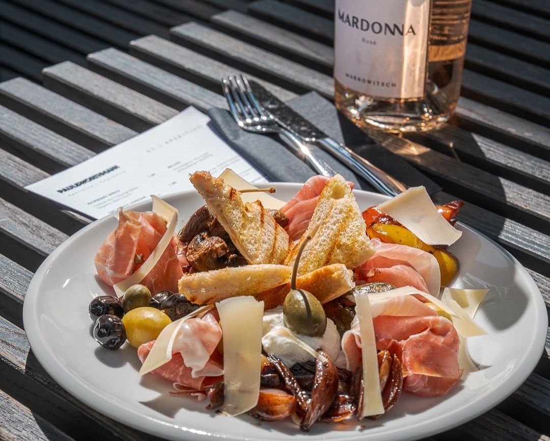 Kleine Speisen - große Weine: Das ist das Motto der neuen Aperitivo Bar & Snackeria inmitten des Kutschkermarktes