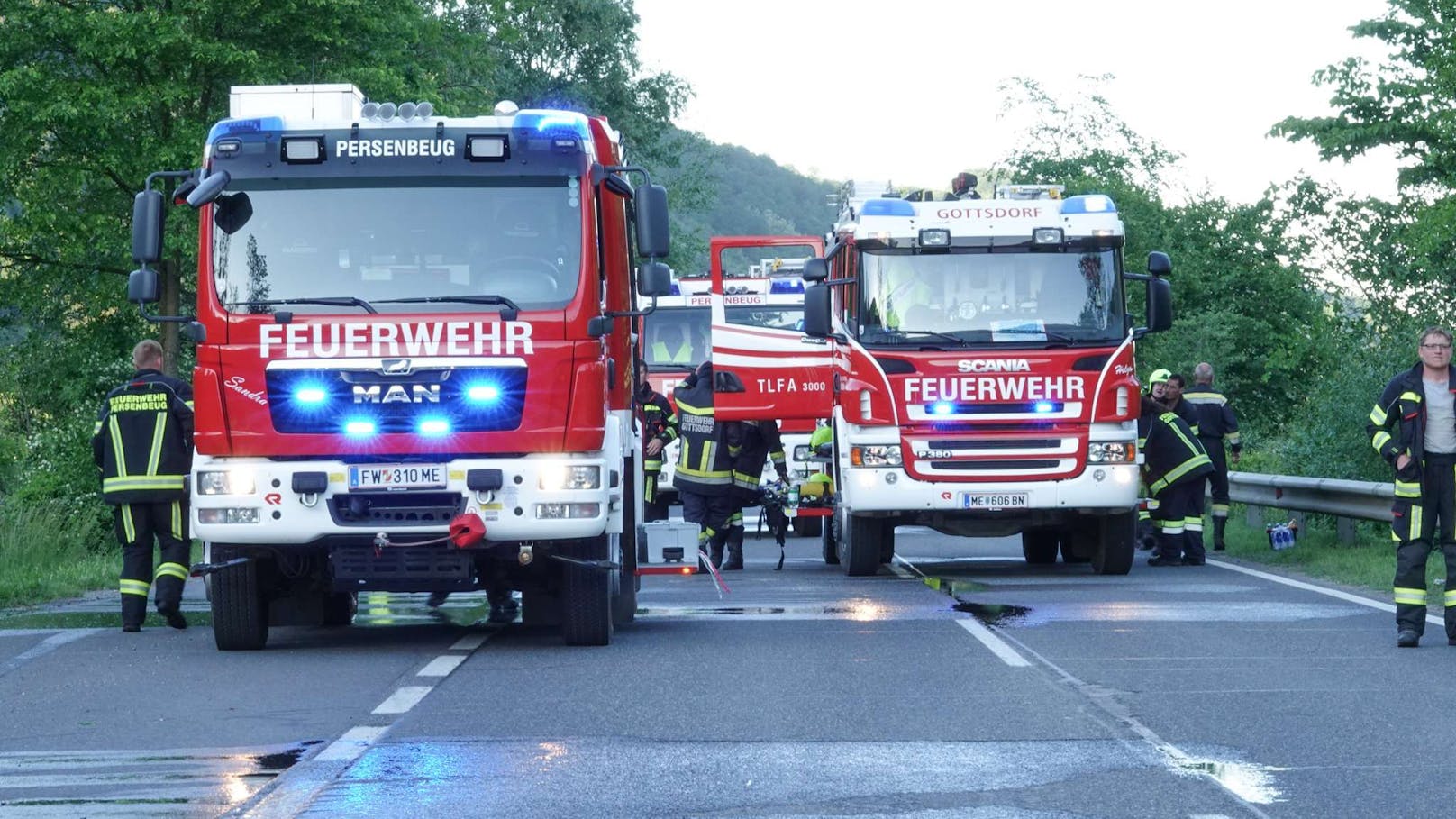 Die Fahrbahn musste im Bereich der Unfallstelle gesperrt werden.