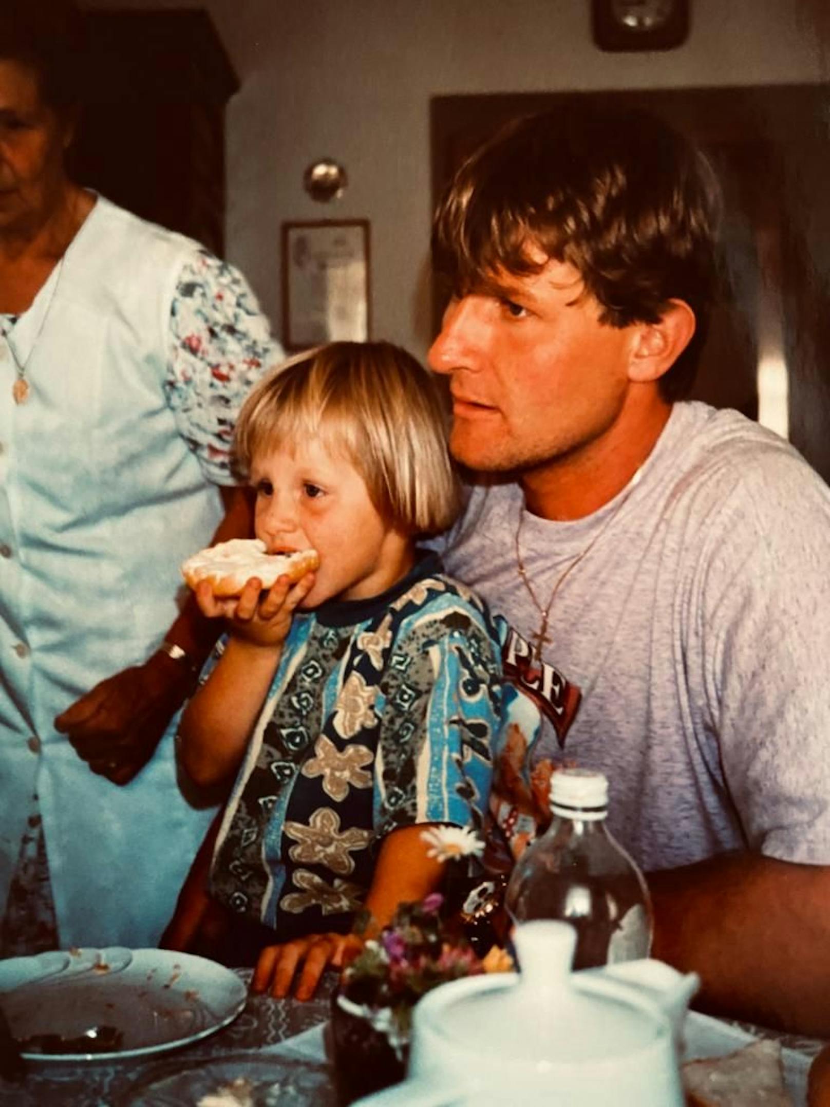 Klein Melissa Naschenweng mit ihrem Vater. 