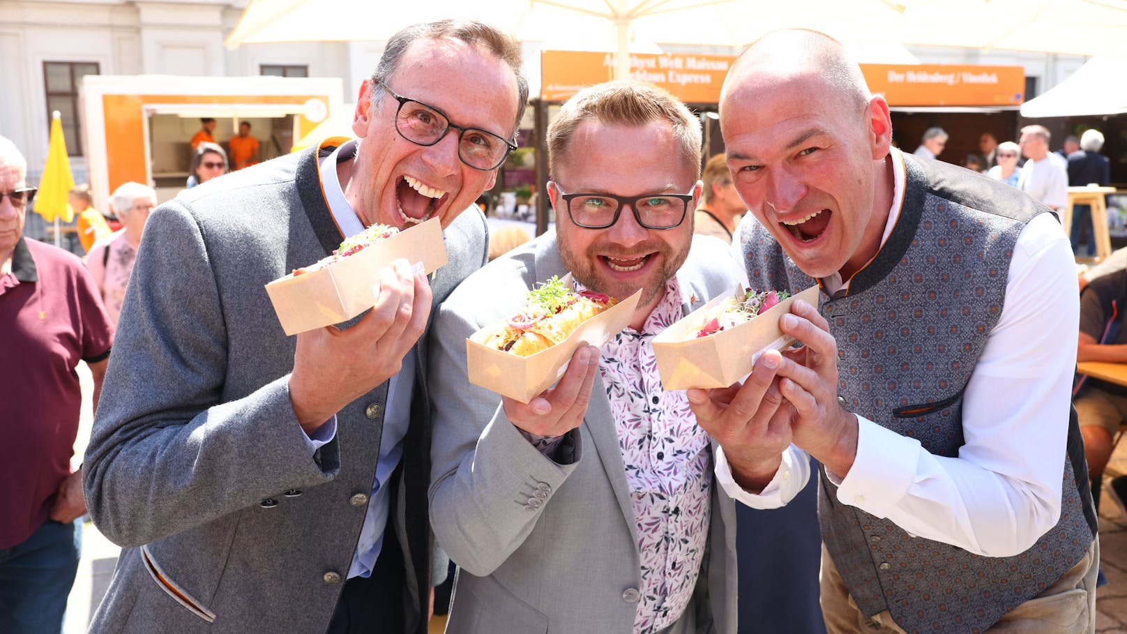Jochen Danninger, Erich Stubenvoll und Hannes Steinacker testeten die Weinviertler Genuss Hotdogs bei "Zwoa Weinviertla"
