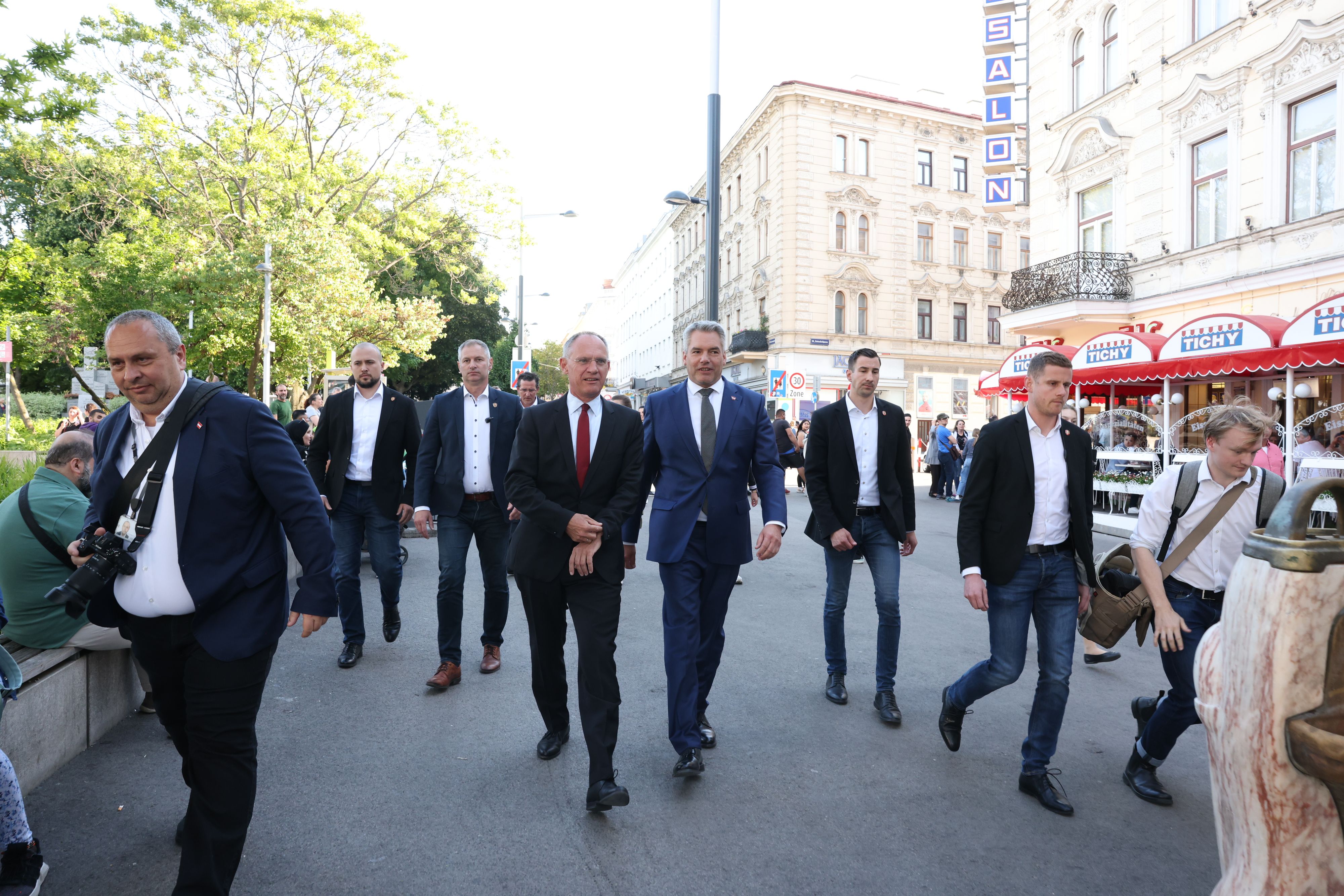Bundeskanzler Nehammer und Innenminister Karner am Reumannplatz.