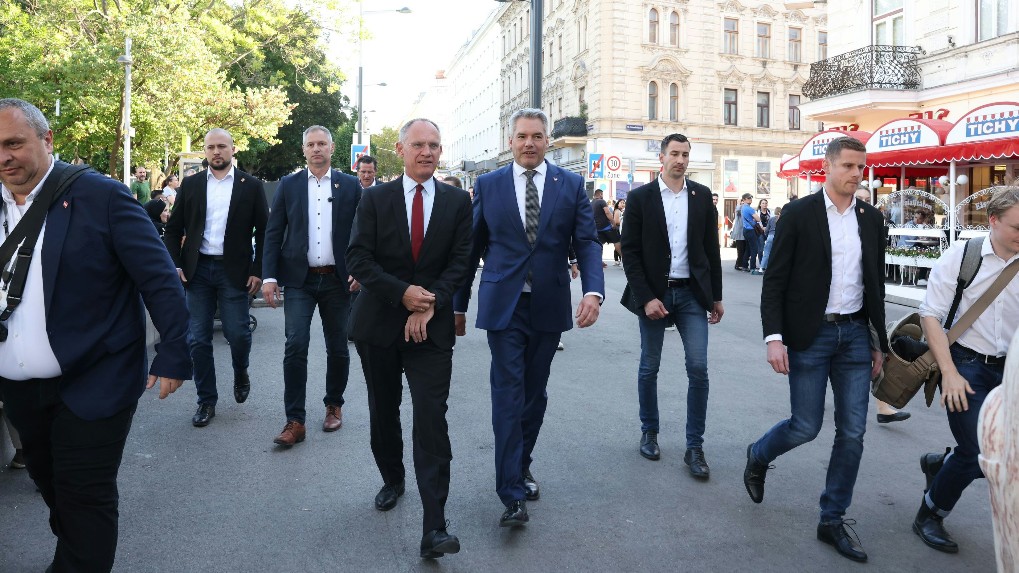 Bundeskanzler Nehammer und Innenminister Karner am Reumannplatz.