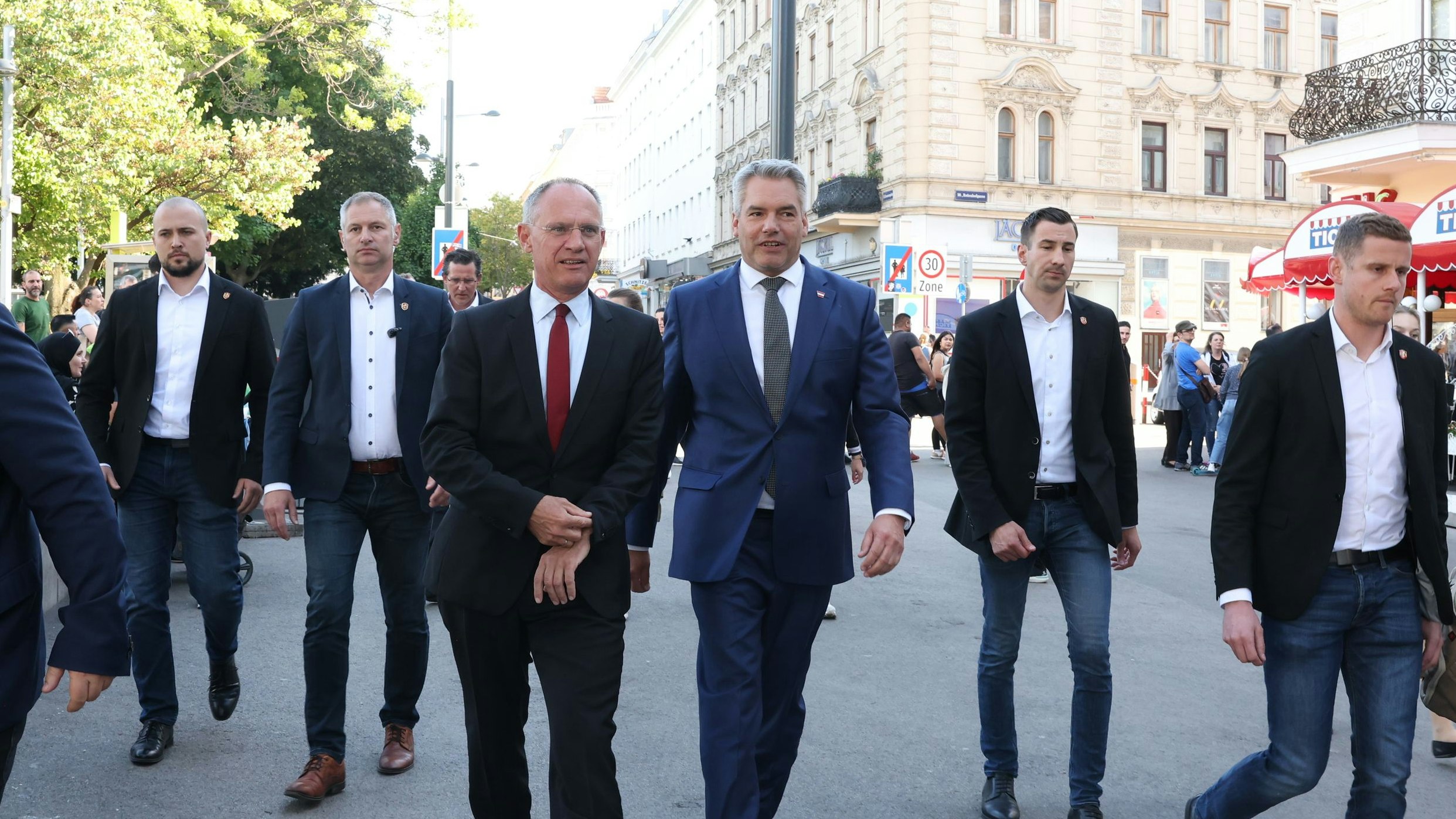 Heute.at - Nehammer mit Kalifat-Kampfansage am Reumannplatz