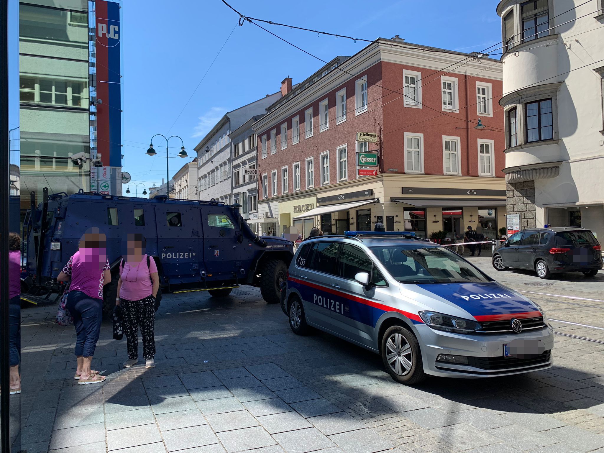 Auf der Linzer Landstraße war sogar ein Panzerfahrzeug im Einsatz.