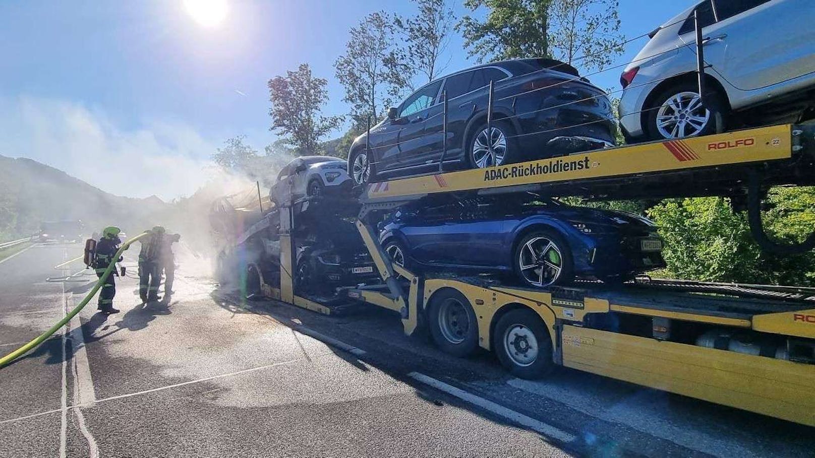 Dichte Rauchschwaden zogen über die Fahrbahn. Drei Feuerwehren standen im Einsatz