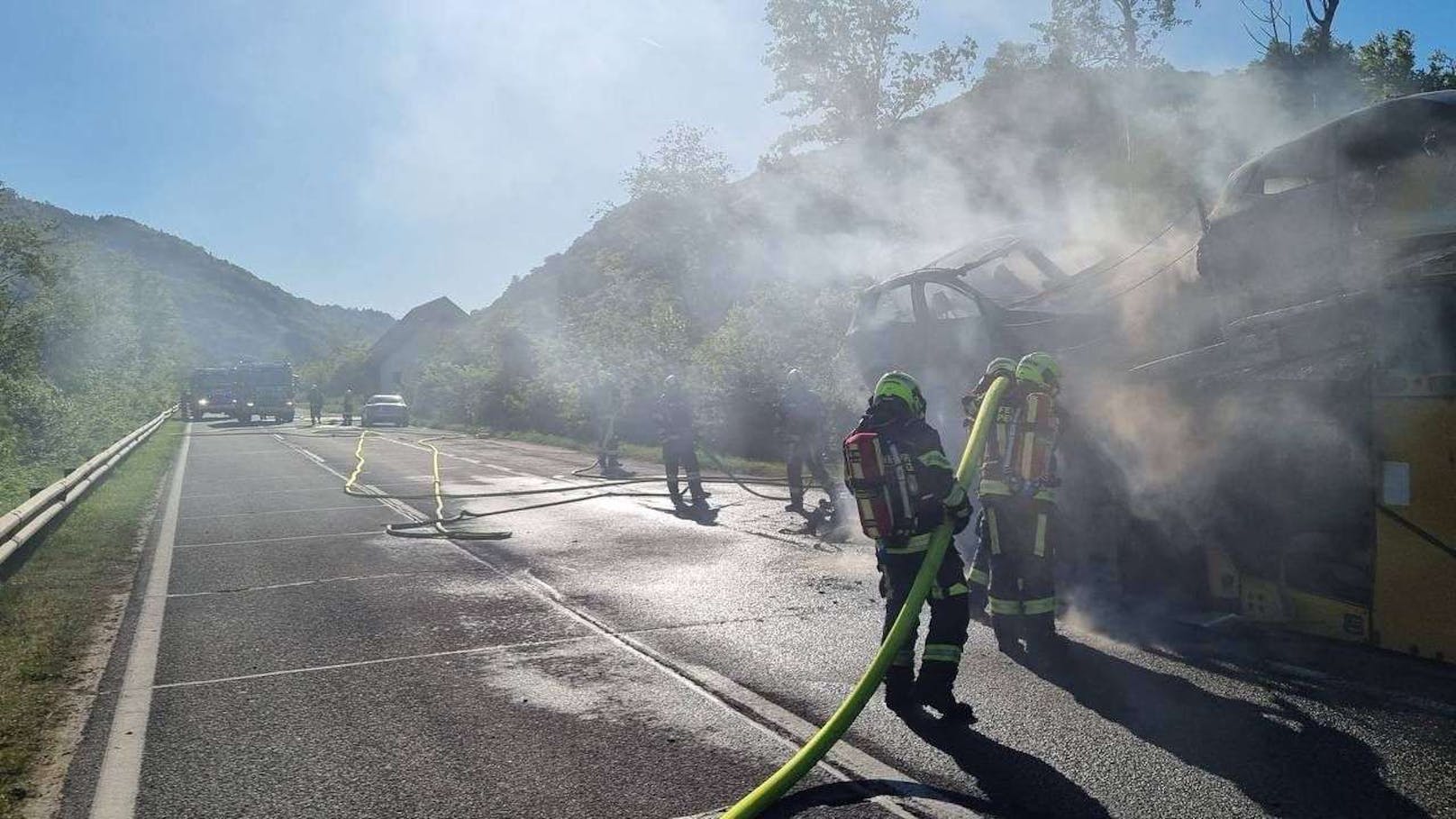 Dichte Rauchschwaden zogen über die Fahrbahn. Drei Feuerwehren standen im Einsatz