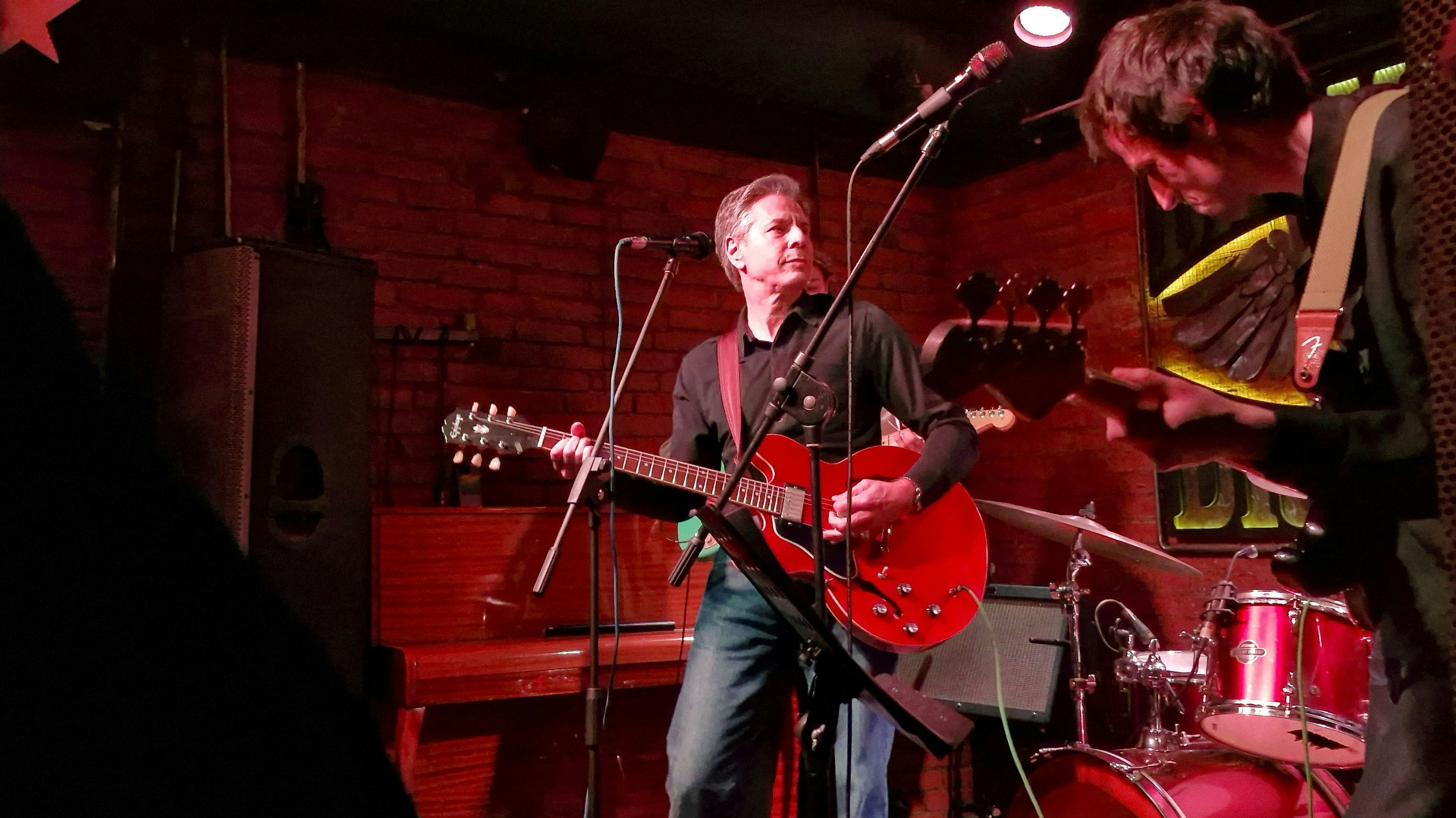 Neben diplomatischem Gespür bewies US-Außenminister Blinken in einer Kiewer Bar musikalisches Talent.