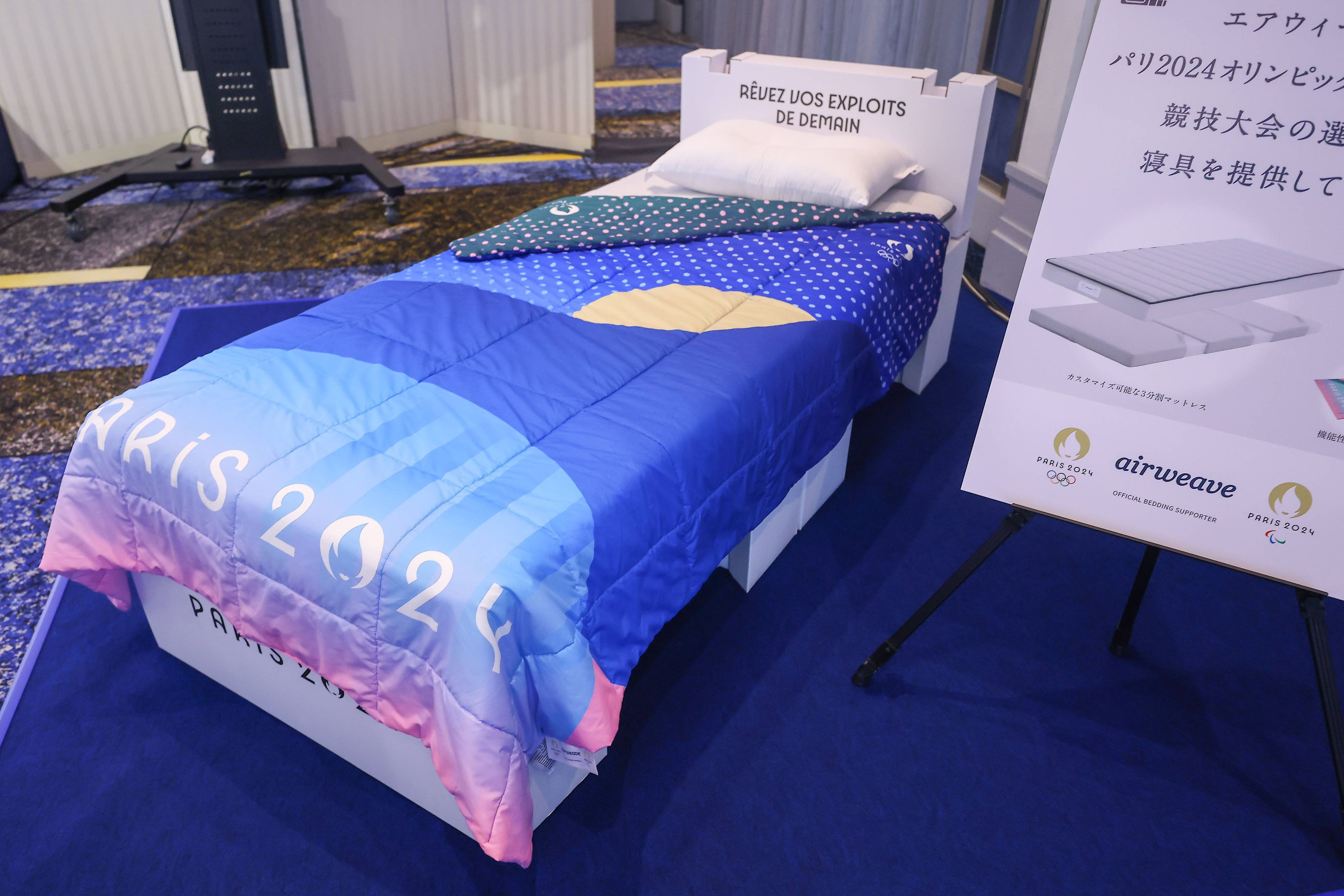 Diese schmalen Papp-Betten stehen in Paris für die Athleten bereit.