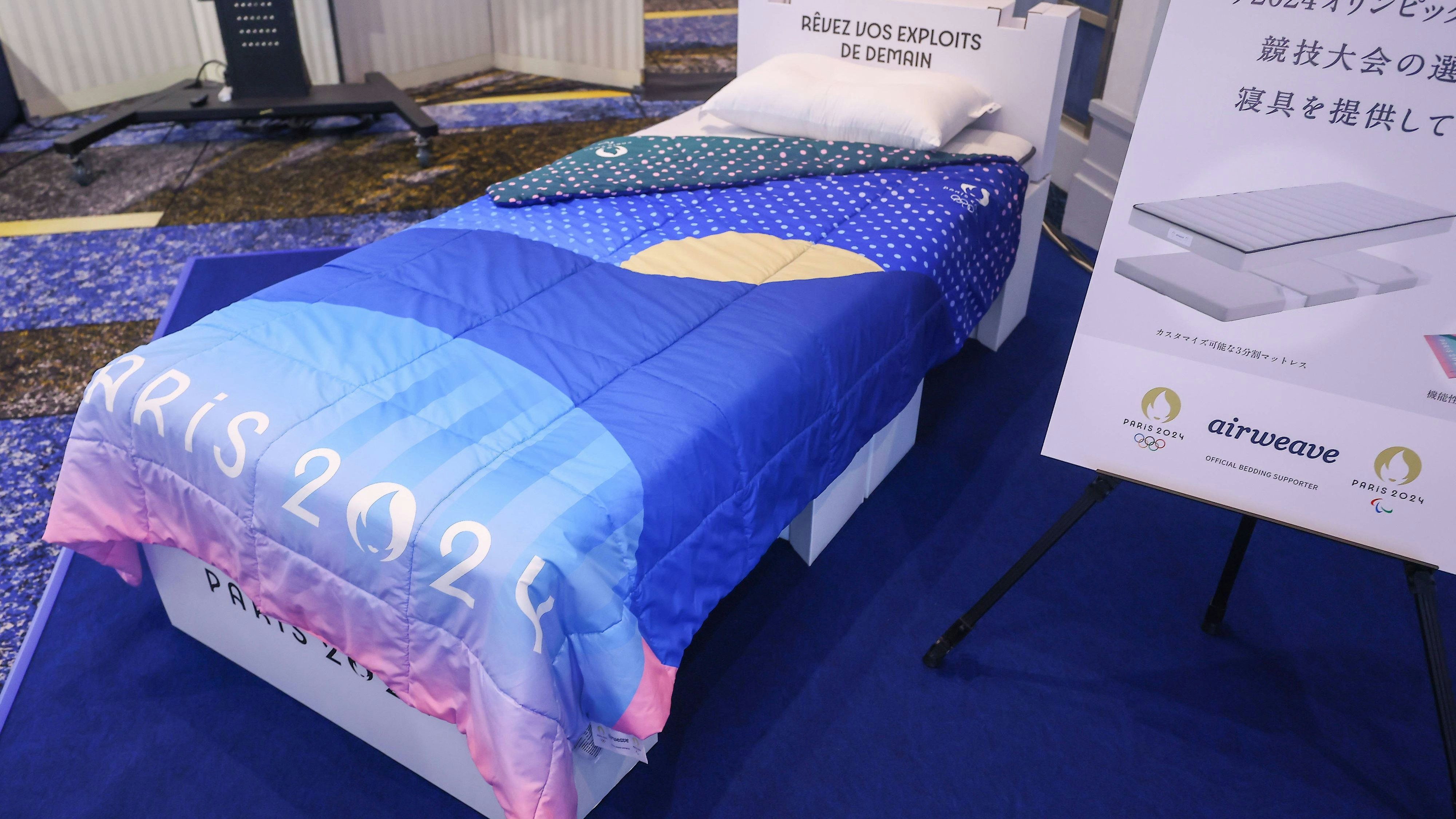 Diese schmalen Papp-Betten stehen in Paris für die Athleten bereit.