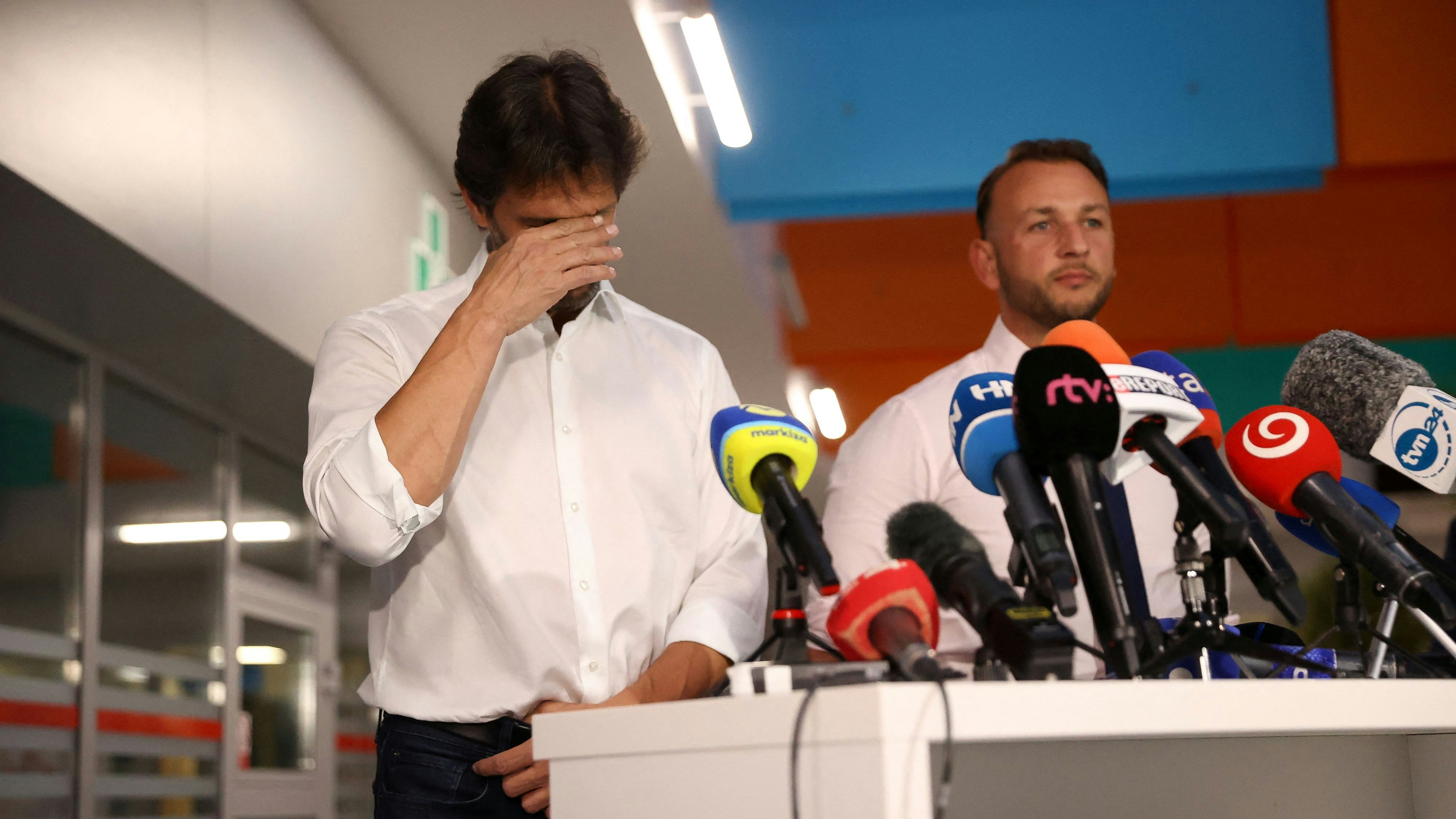 Der slowakische Verteidigungsminister Robert Kalinak (links) äußert sich zum Zustand des angeschossenen Premiers.