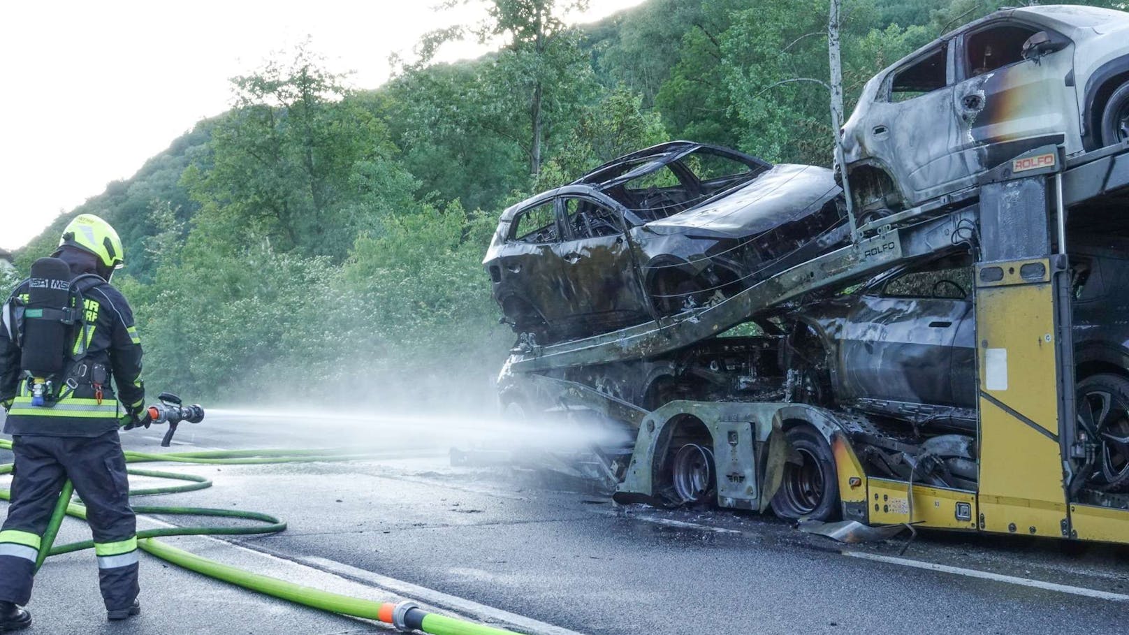 Vier der geladenen Fahrzeuge wurden bei dem Brand vollständig zerstört