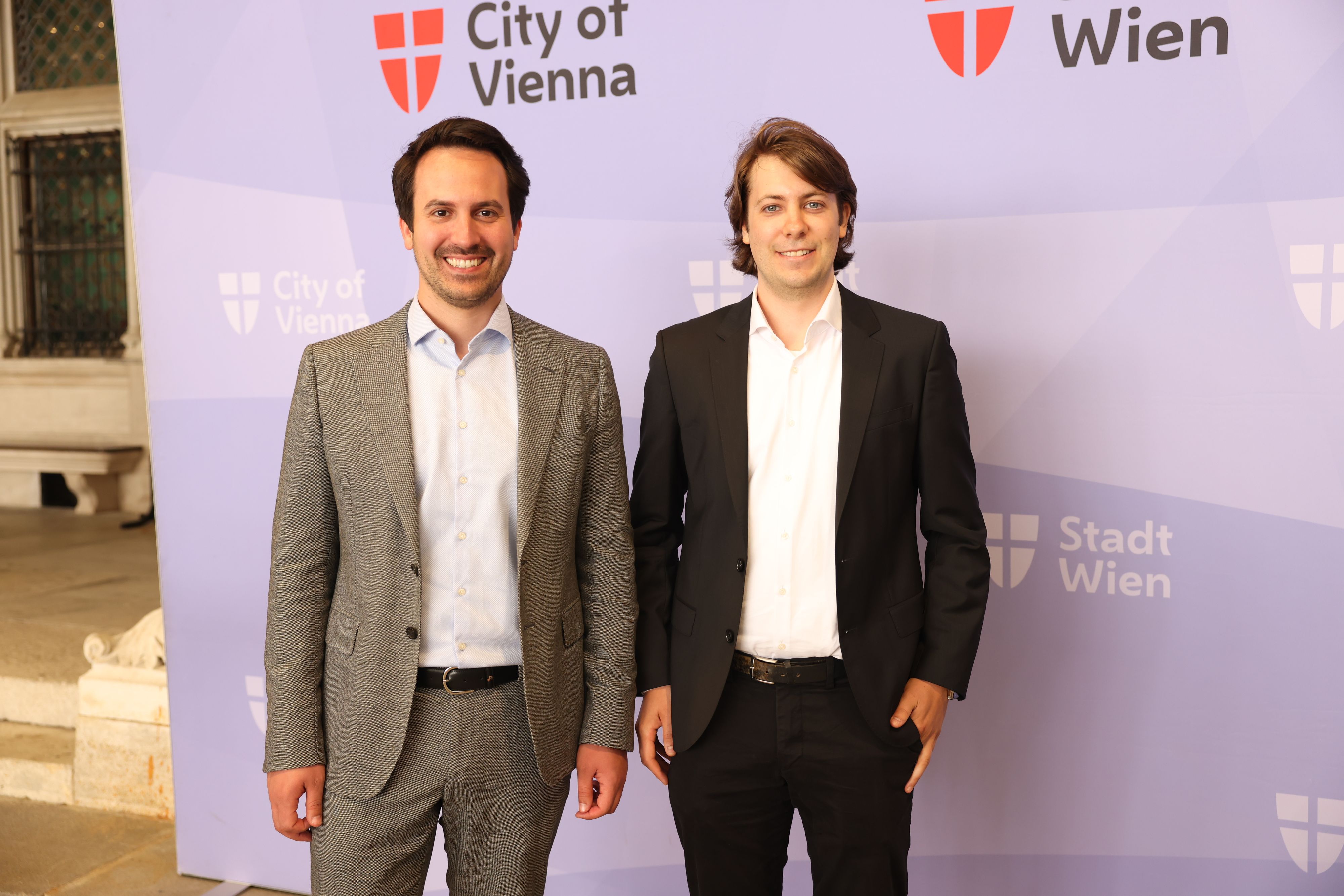 Vizebürgermeister Christoph Wiederkehr (Neos, li.) und der neue Leiter der Kinder- und Jugendanwatlschaft, Sebastian Öhner.