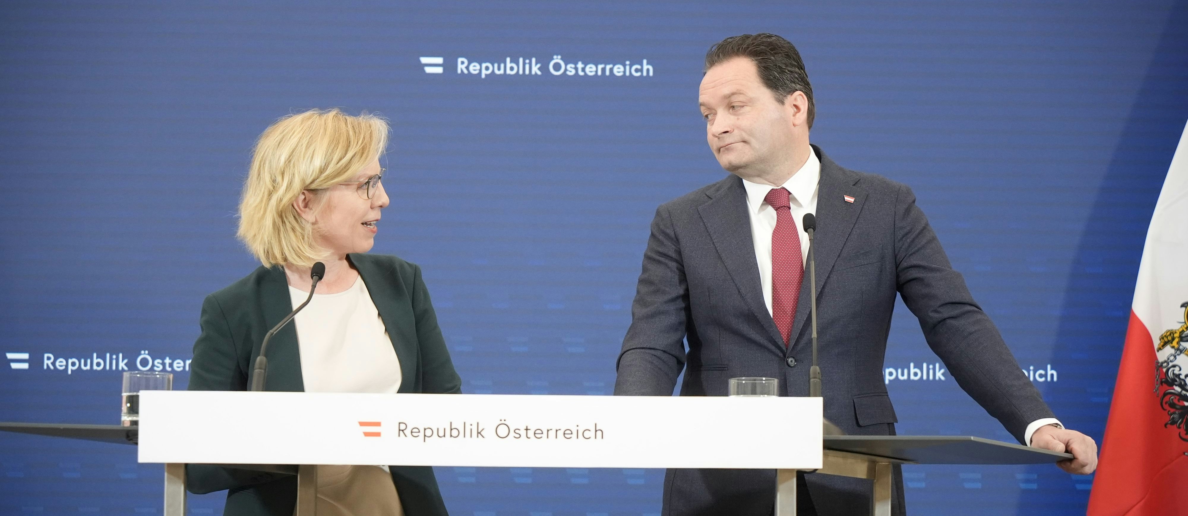 Der frühere Klimaministerin Leonore Gewessler (Grüne) mit dem aktuellen Klimaminister Norbert Totschnig (ÖVP)