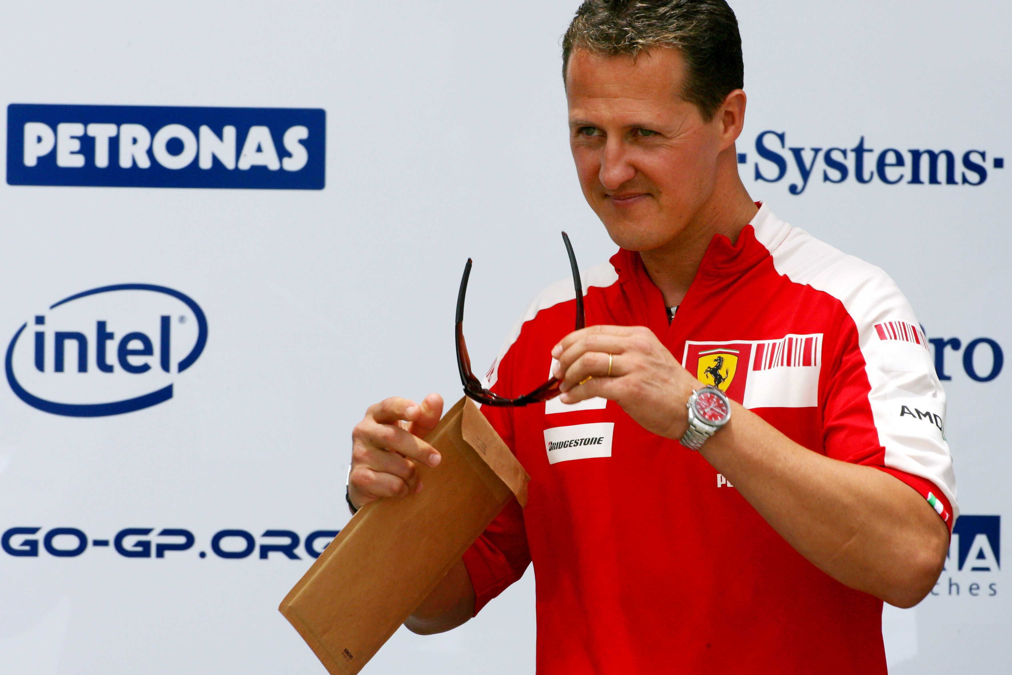 Michael Schumacher mit einer Uhr am Handgelenk.