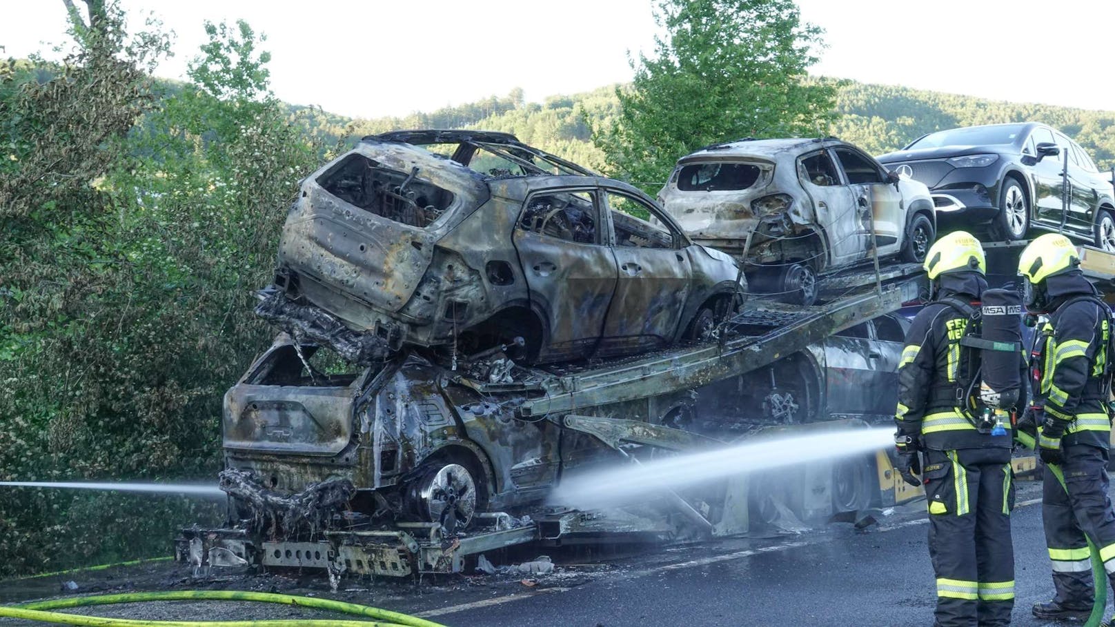 Vier der geladenen Fahrzeuge wurden bei dem Brand vollständig zerstört