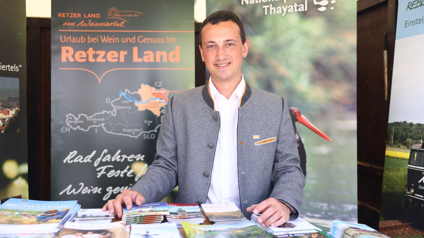 Daniel Wöhrer, Tourismusstadtrat in Retz vertritt am Hof das Retzer Land und den Nationalpark Thayatal