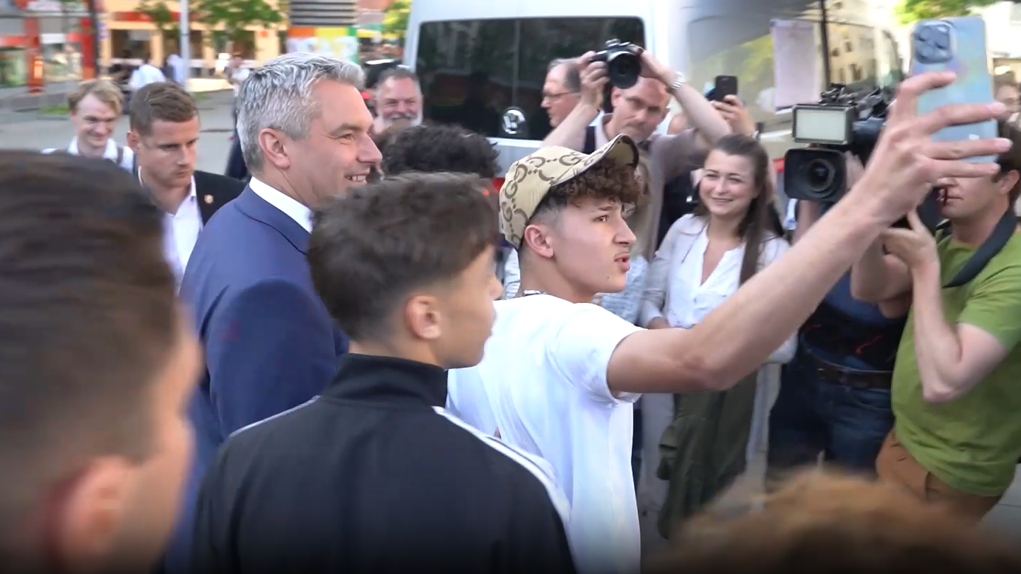 "Wir freuen auch Sie" – Gucci-Teenie feiert Kanzler