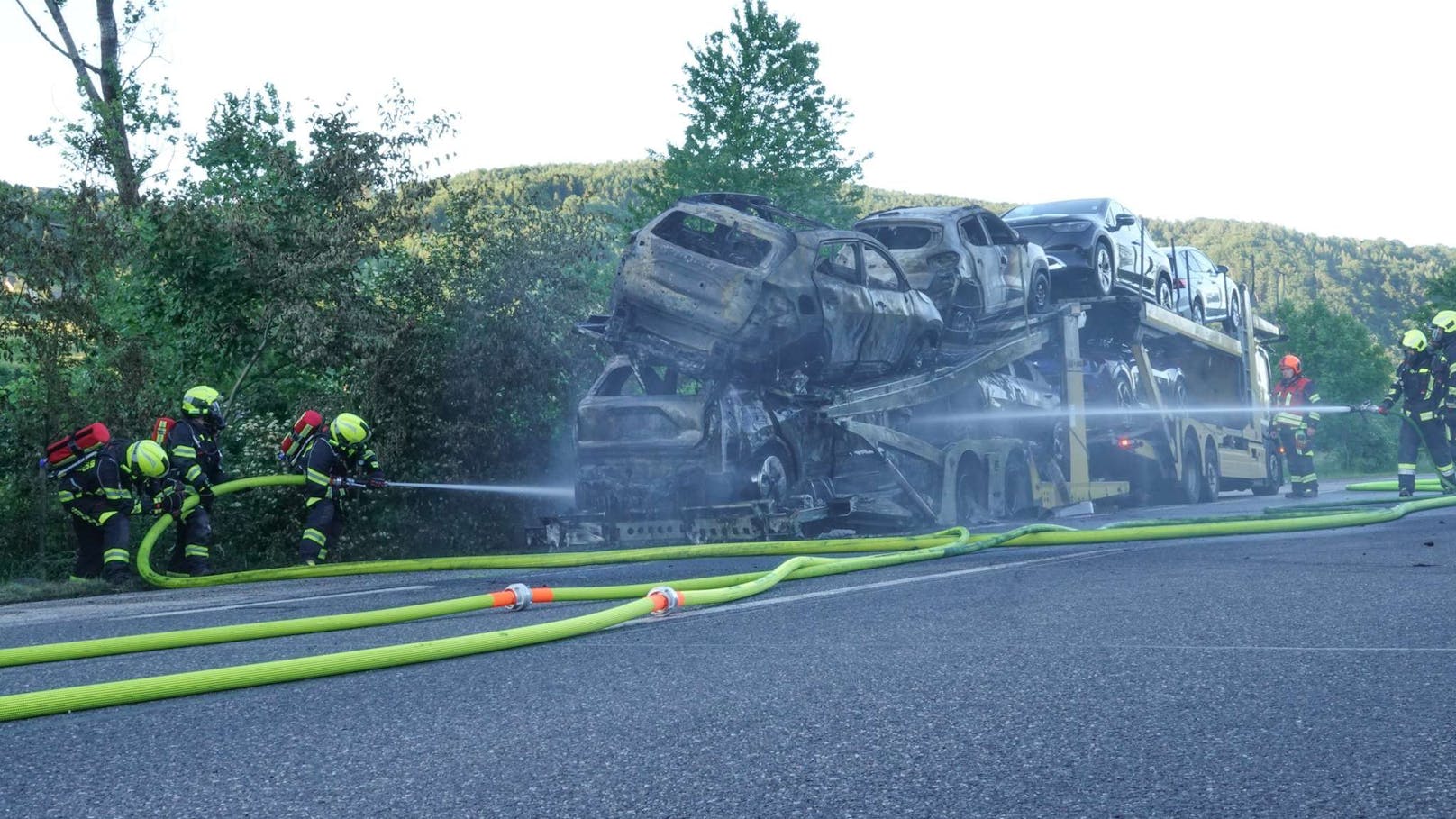 Vier der geladenen Fahrzeuge wurden bei dem Brand vollständig zerstört