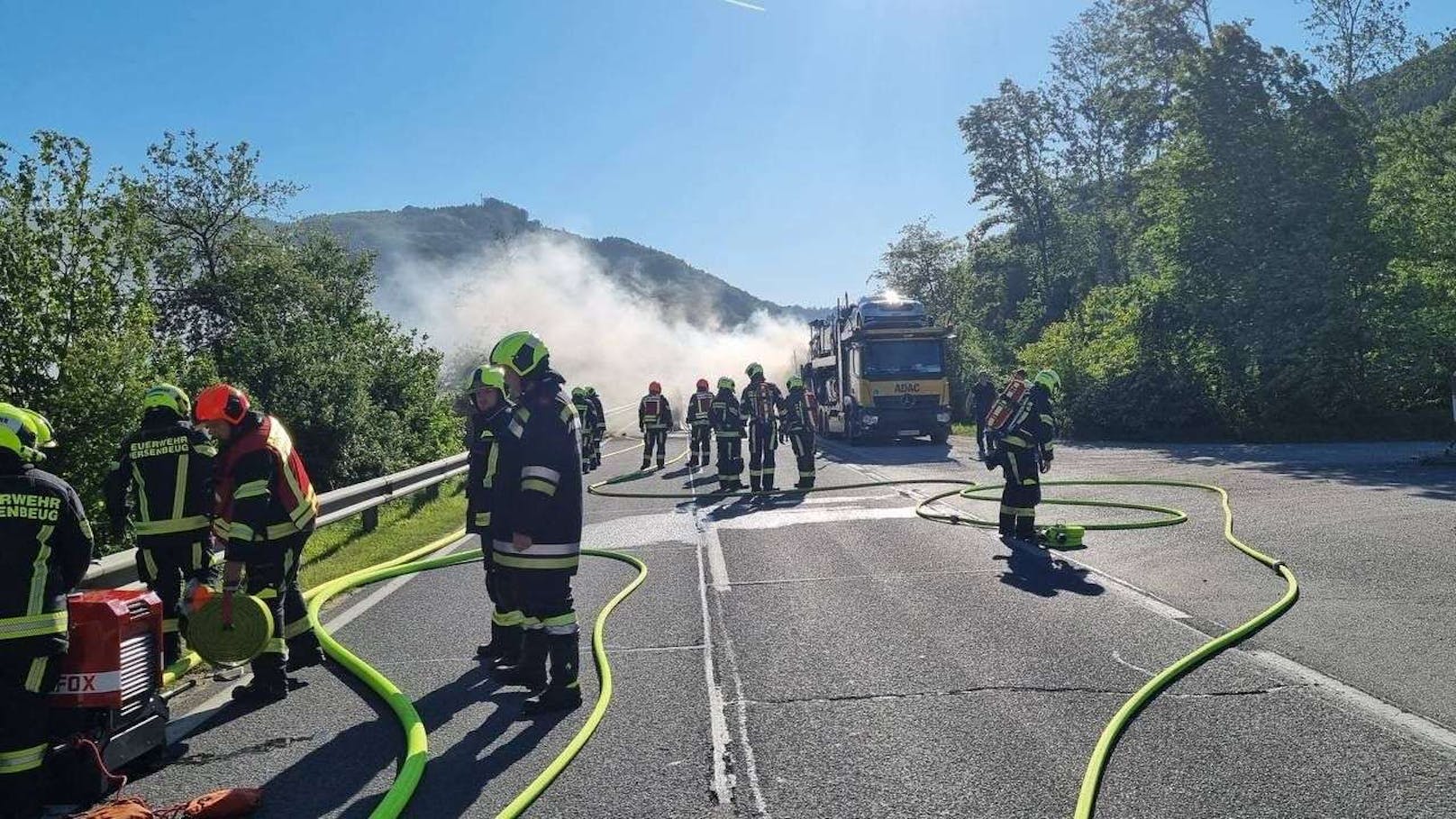 Dichte Rauchschwaden zogen über die Fahrbahn. Drei Feuerwehren standen im Einsatz