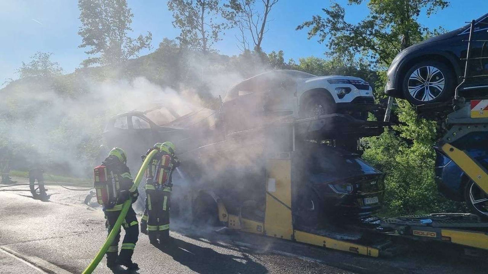 Dichte Rauchschwaden zogen über die Fahrbahn. Drei Feuerwehren standen im Einsatz