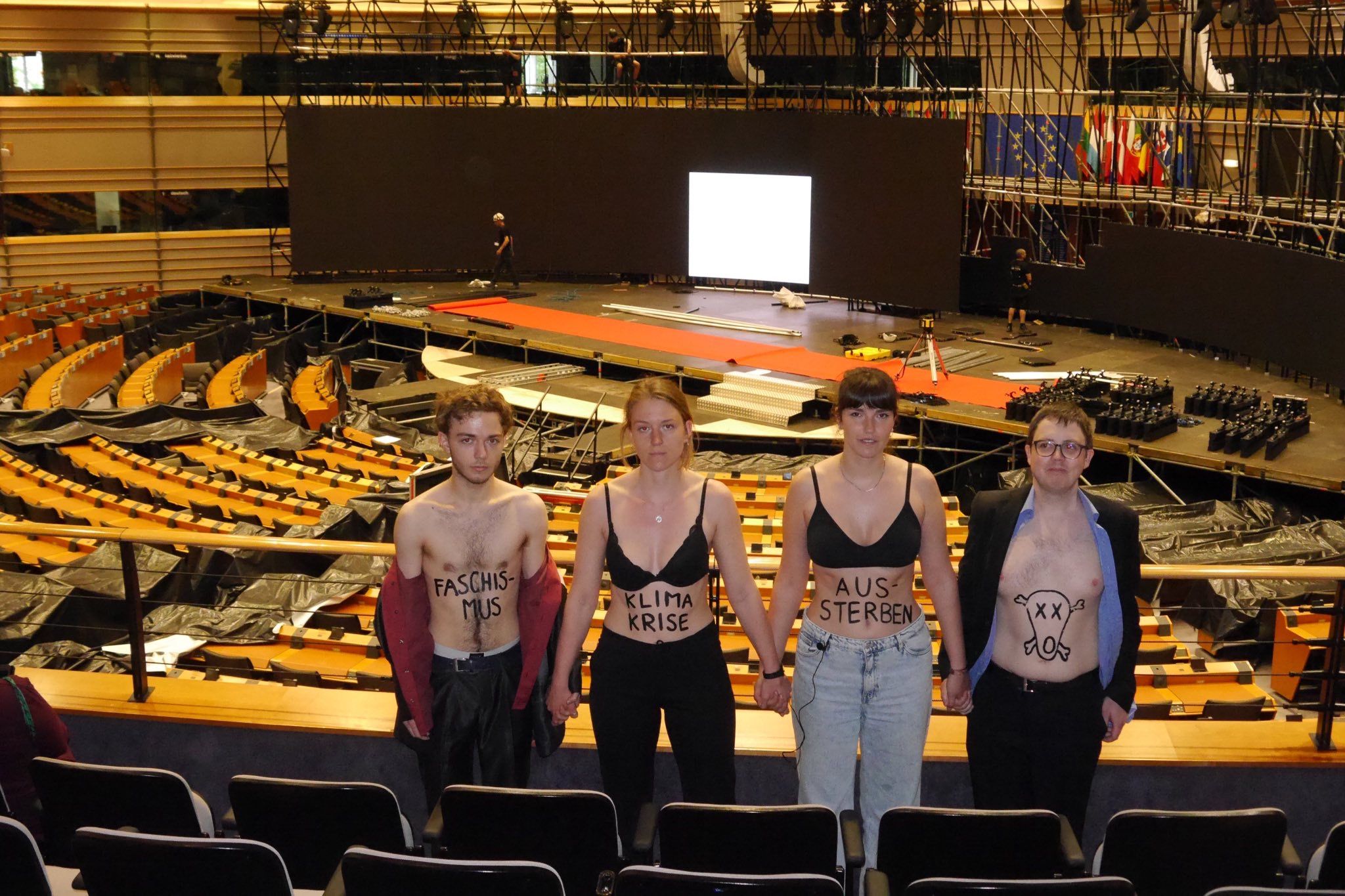 Mitglieder der deutschen Letzten Generation erregen mit einem 