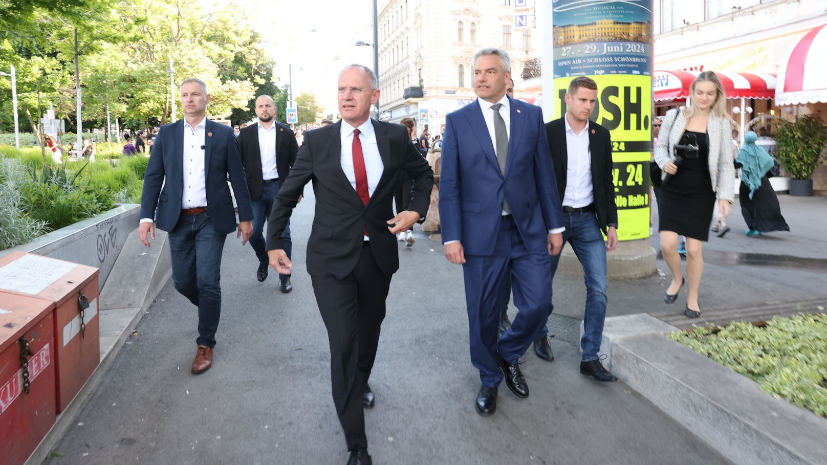 Kanzler Nehammer und Innenminister Karner besuchten am Mittwochabend den Reumannplatz.