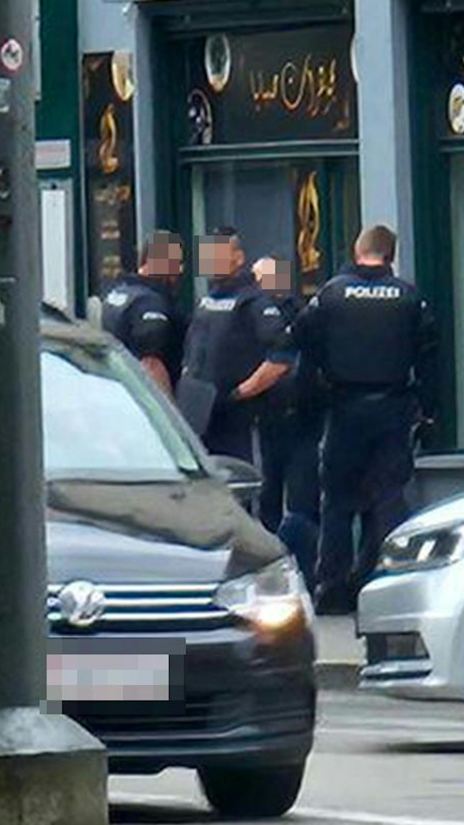 Mann bedroht Wiener auf offener Straße mit "Waffe"
