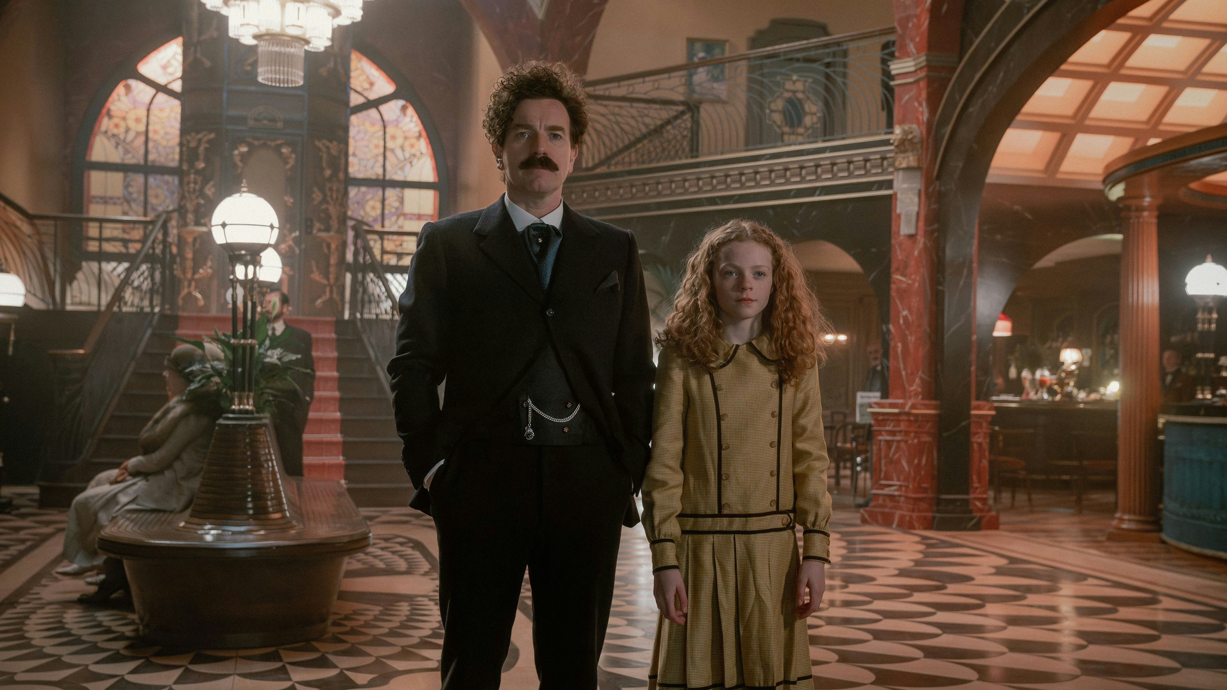 Im Hotel trifft Rostov auf Nina (Alexa Goodall), die Tochter eines Hotelangestellten, die ihn nach und nach in die Geheimnisse des riesigen Hauses einweiht